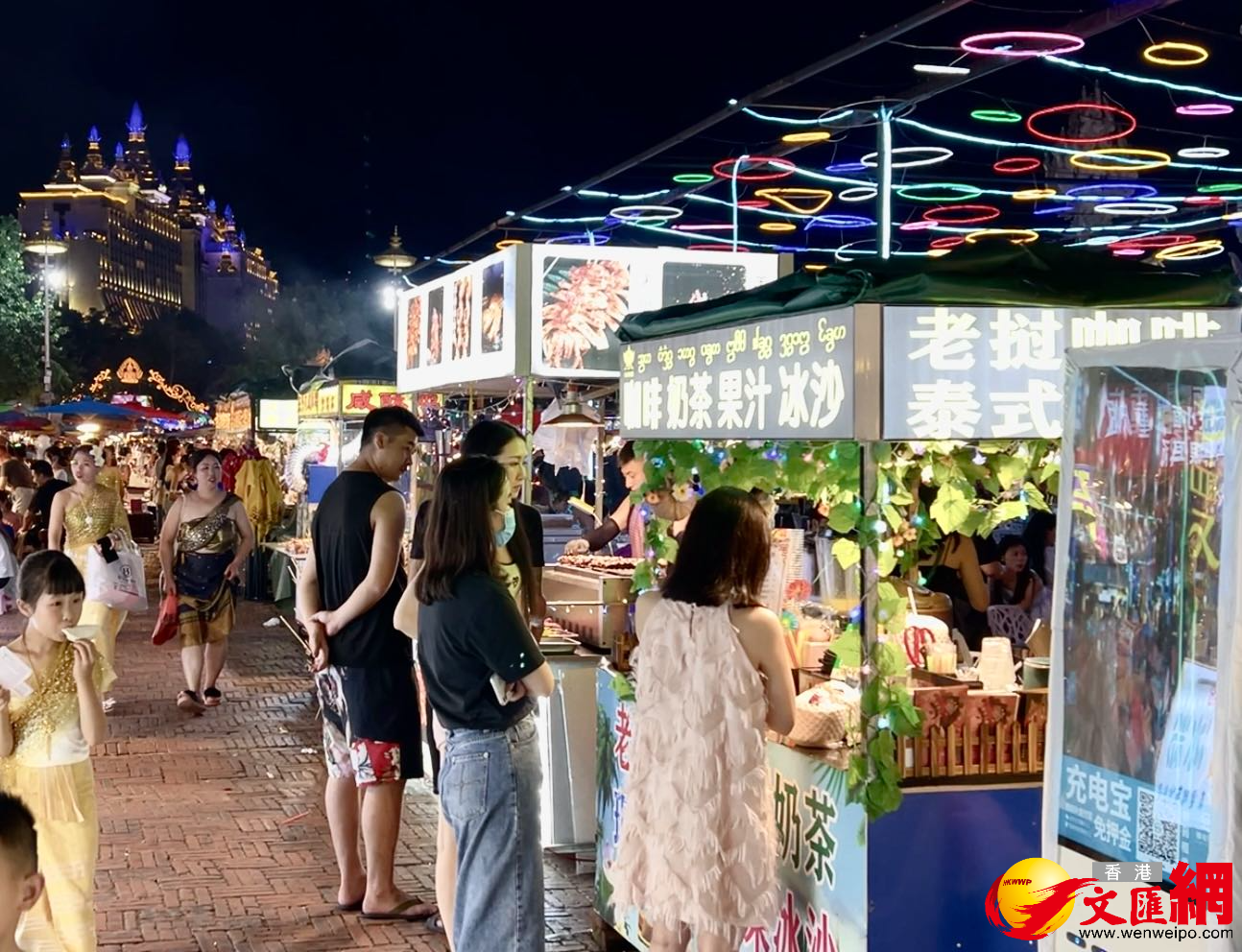 特色夜市吸引八方遊客。（記者譚旻煦 攝）