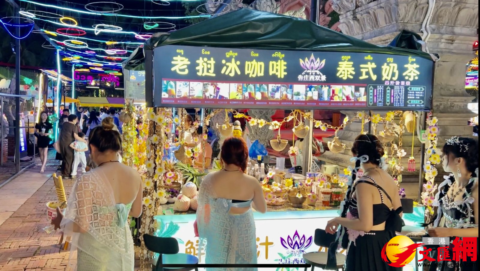 西雙版納告莊西雙景星光夜市燈火璀璨。（記者譚旻煦 攝）