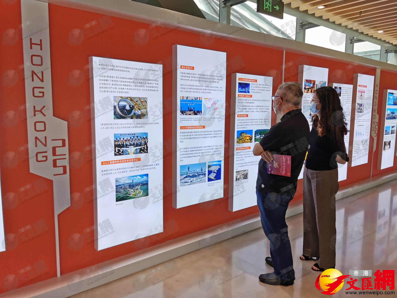 觀眾參觀展覽。（香港文匯網記者向芸 攝）