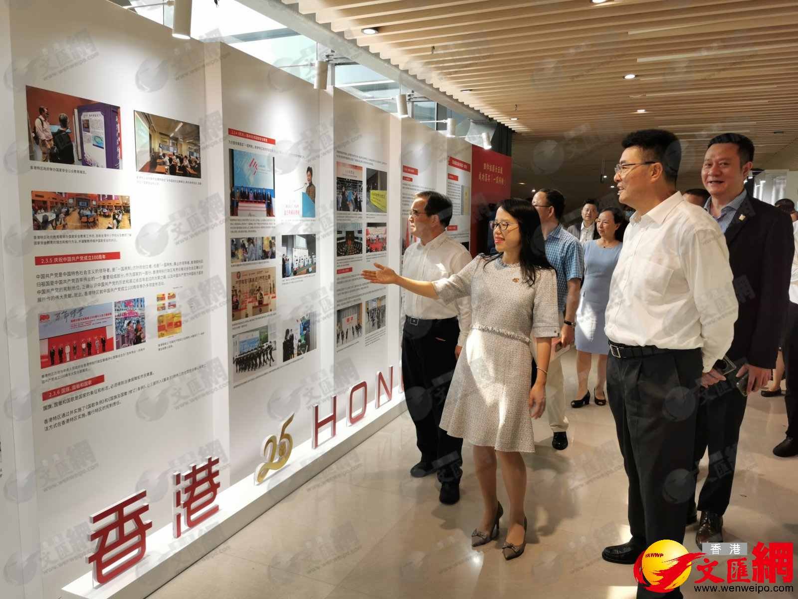 展覽以2萬多字和180餘張圖片，全方位展現香港成功落實「一國兩制」，積極參與國家改革開放並融入國家發展大局。（香港文匯網記者向芸 攝）