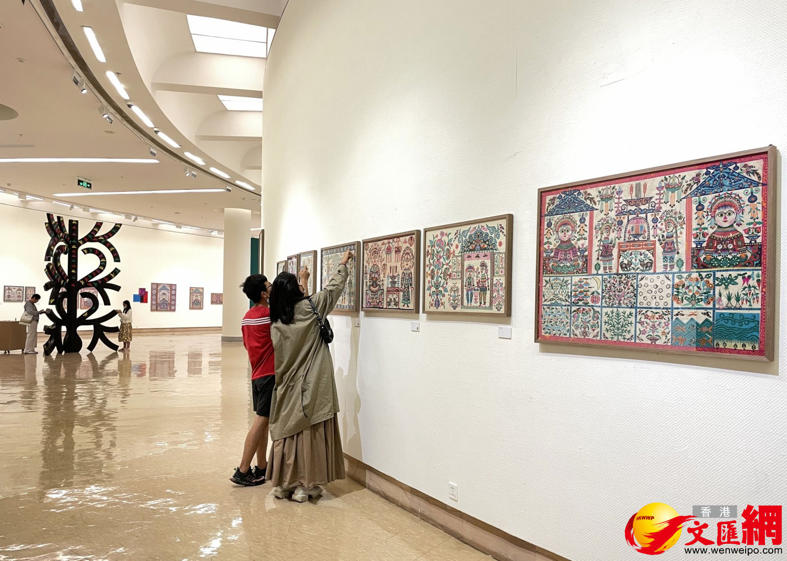 觀眾欣賞庫淑蘭作品。（香港文匯網記者張仕珍 攝）