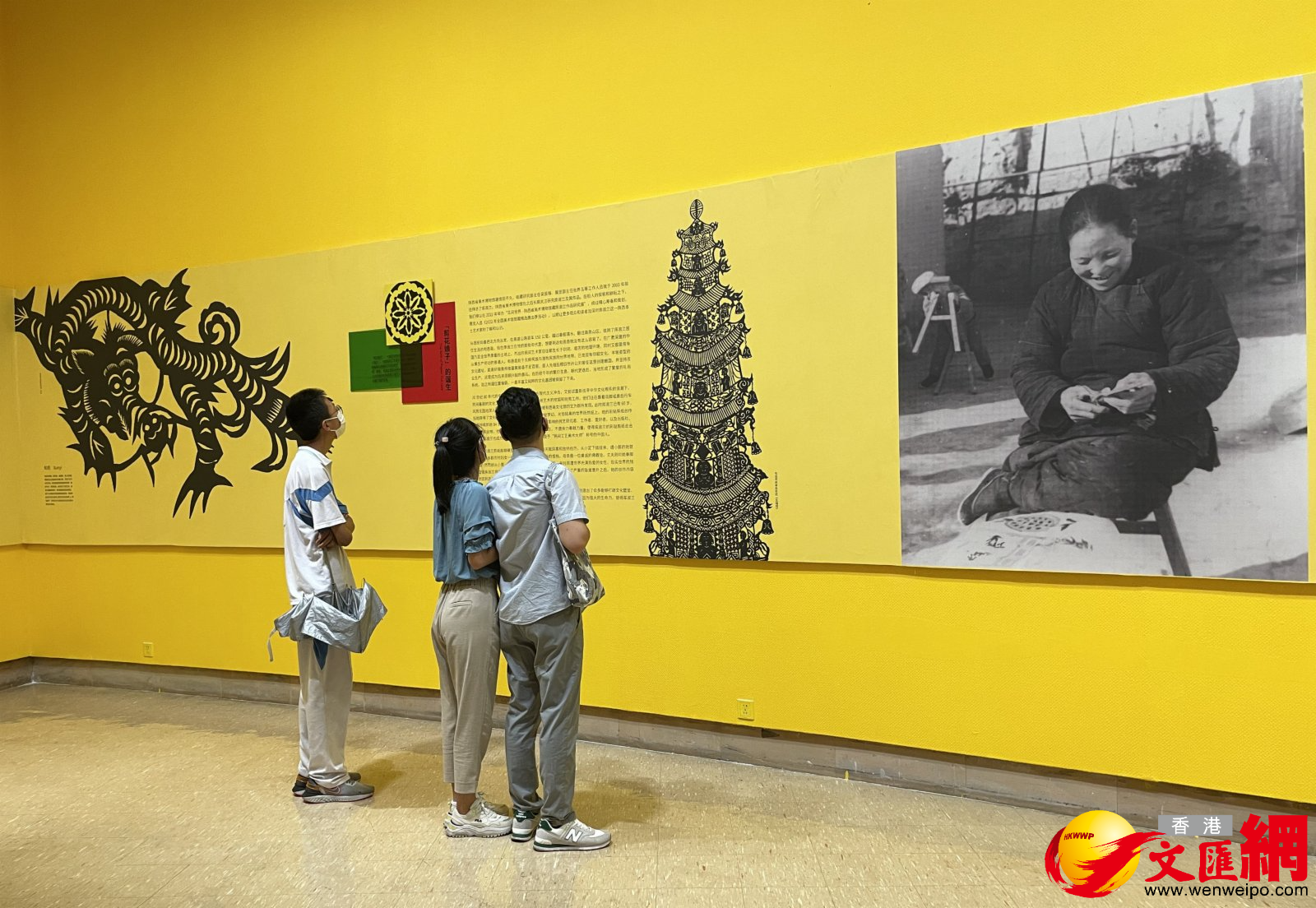 觀眾了解「剪花娘子」庫淑蘭的誕生。（香港文匯網記者張仕珍 攝）