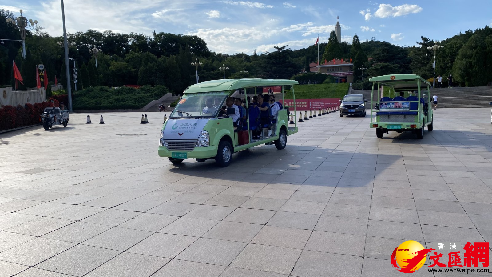 西柏坡電動車接送遊客，彰顯紅色旅遊，綠色行動。（香港文匯網記者顧大鵬攝）
