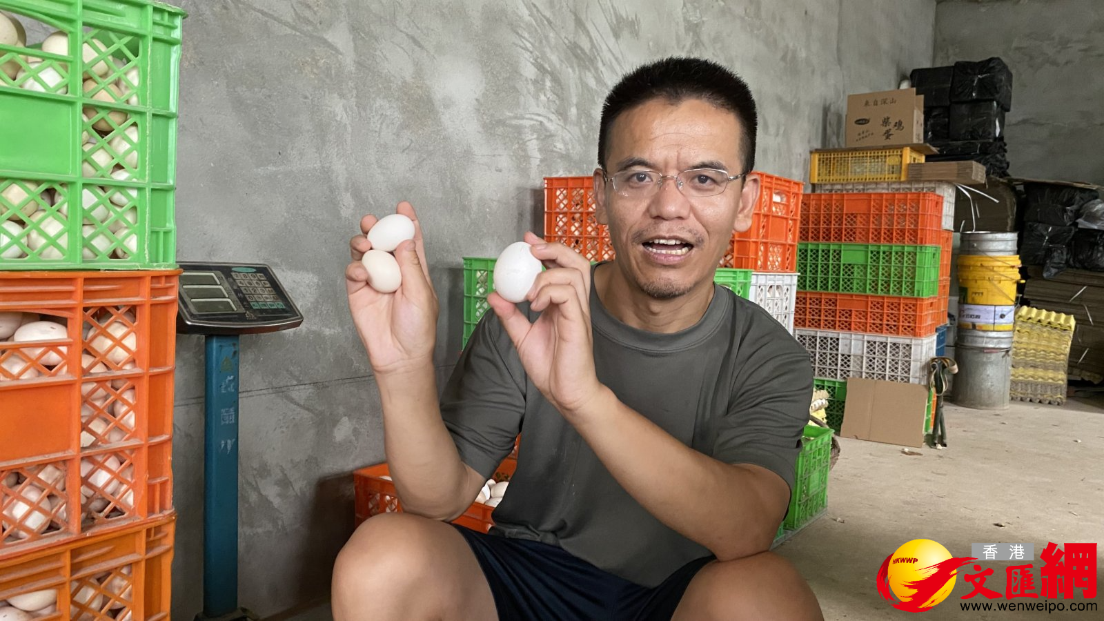 駐村幹部向記者展示雙黃蛋。（香港文匯網記者顧大鵬 攝）