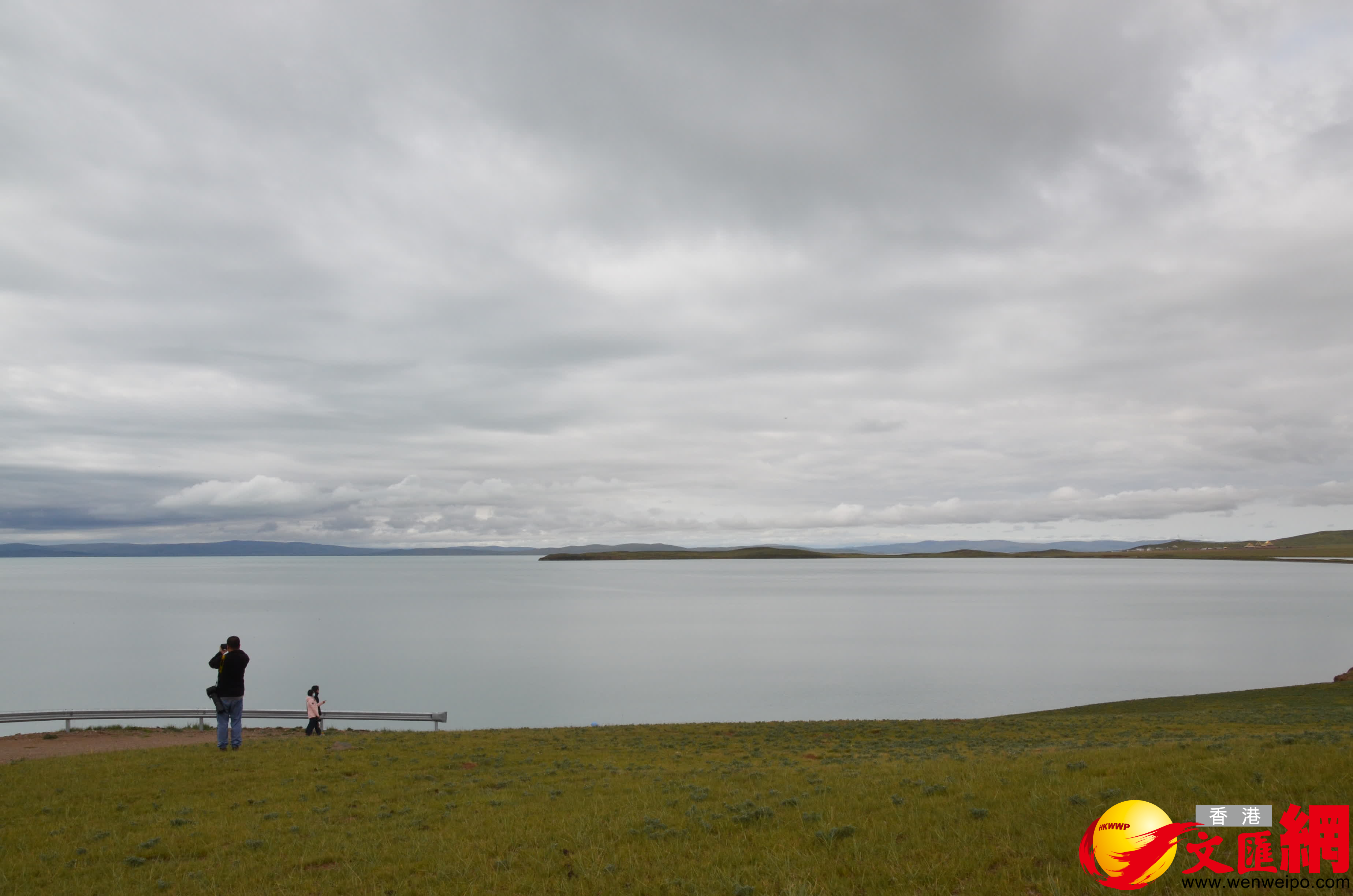 鄂陵湖美景吸引遊客拍照留念。（記者張仕珍 攝）