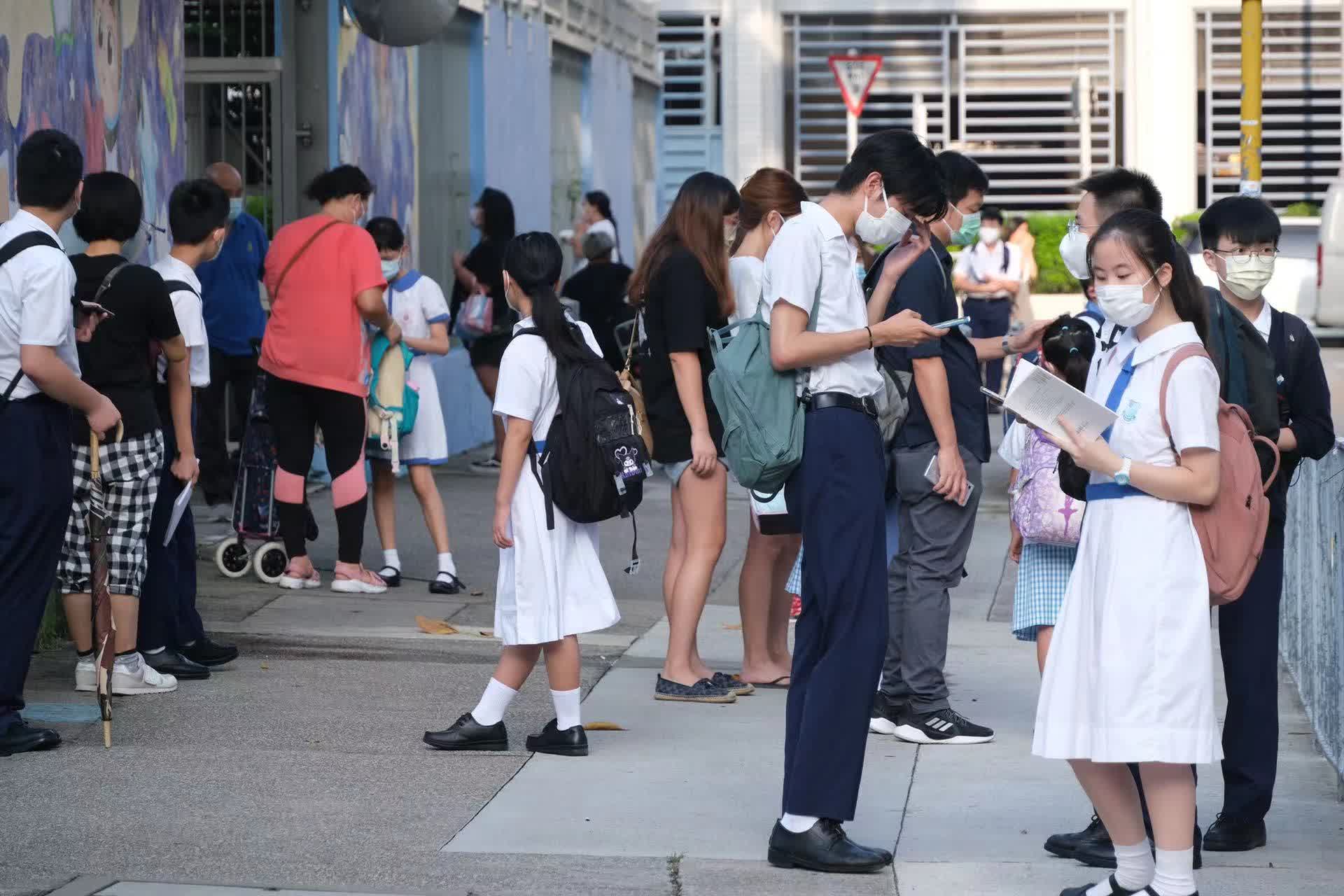 有同學利用空閒時間讀書。（大公文匯全媒體記者麥鈞傑攝）