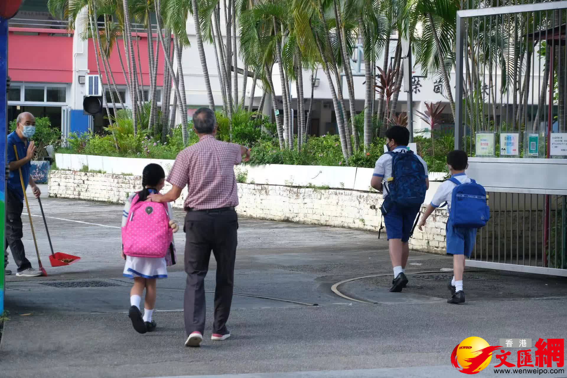 全港學校今日（9月1日）開學。有家長護送子女上學。（大公文匯全媒體記者麥鈞傑攝）