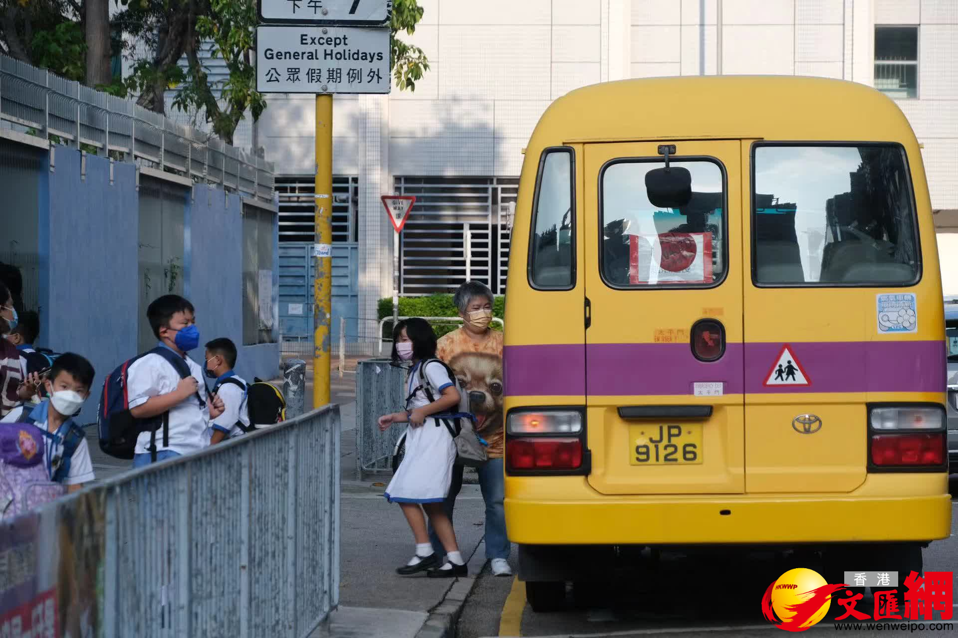 全港學校今日（9月1日）開學。有學生獨自坐車返學。（大公文匯全媒體記者麥鈞傑攝）