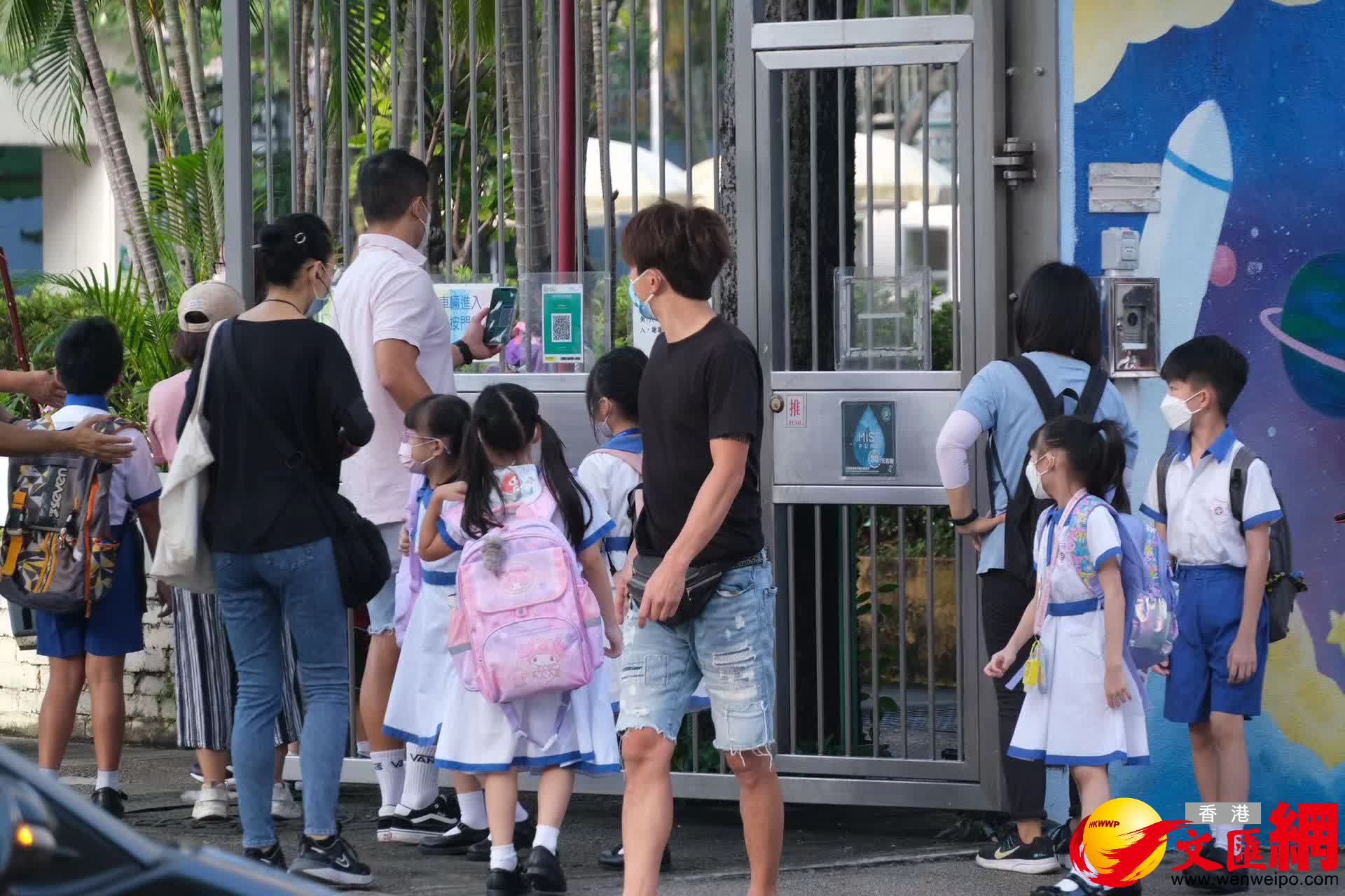 全港學校今日（9月1日）開學。家長掃描「安心出行」二維碼。（大公文匯全媒體記者麥鈞傑攝）