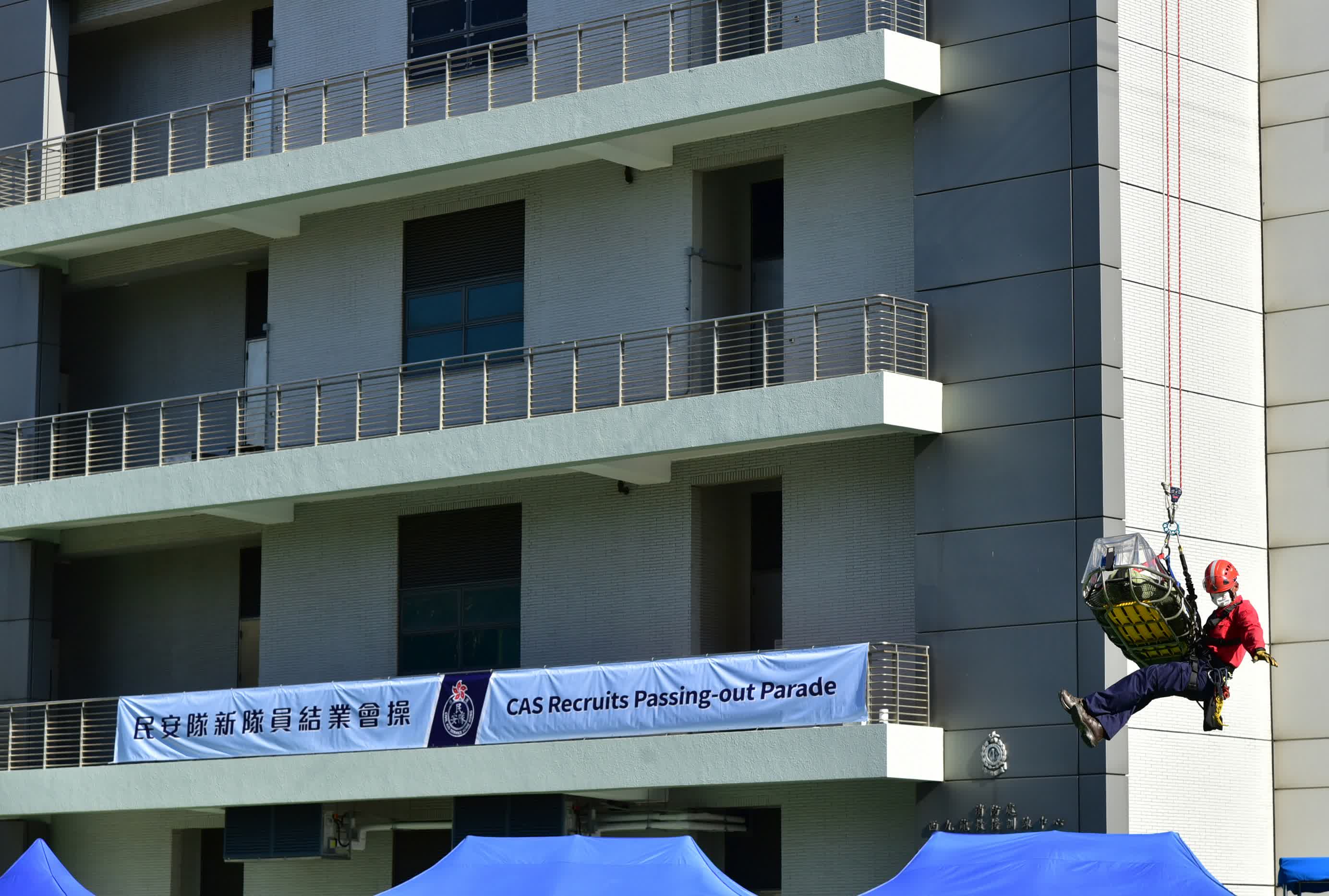 隊員示範拯救技術。（政府新聞處）