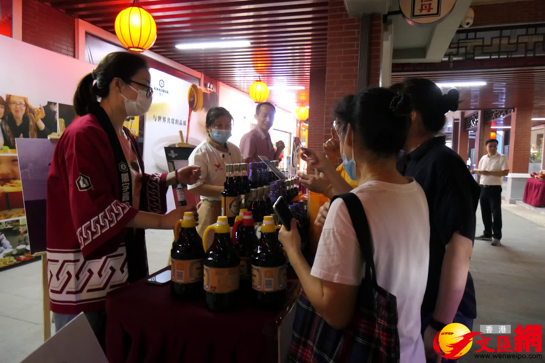 遊客選購台灣商品。(賀鵬飛攝) 遊客選購台灣商品。(賀鵬飛攝)