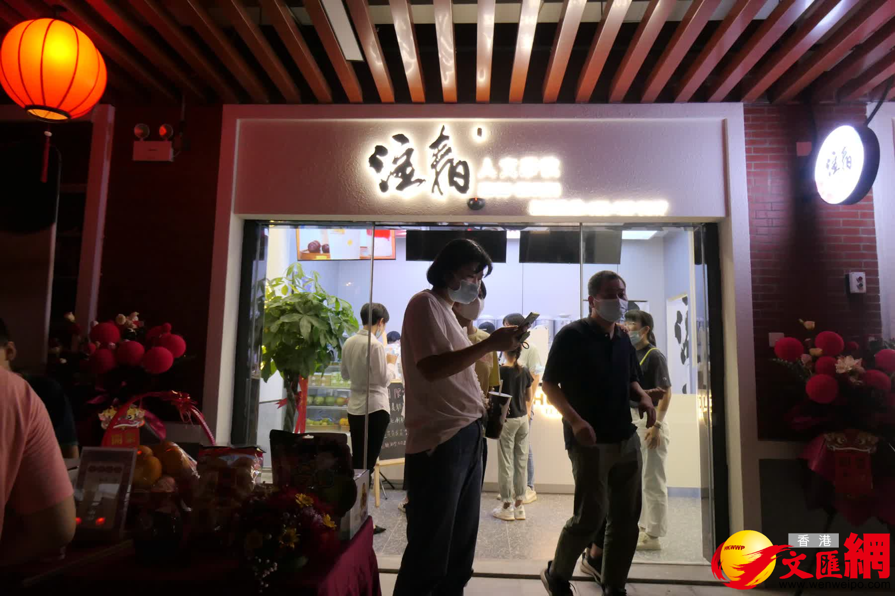 遊客爭相品嘗台式奶茶。(賀鵬飛攝) 遊客爭相品嘗台式奶茶。(賀鵬飛攝)