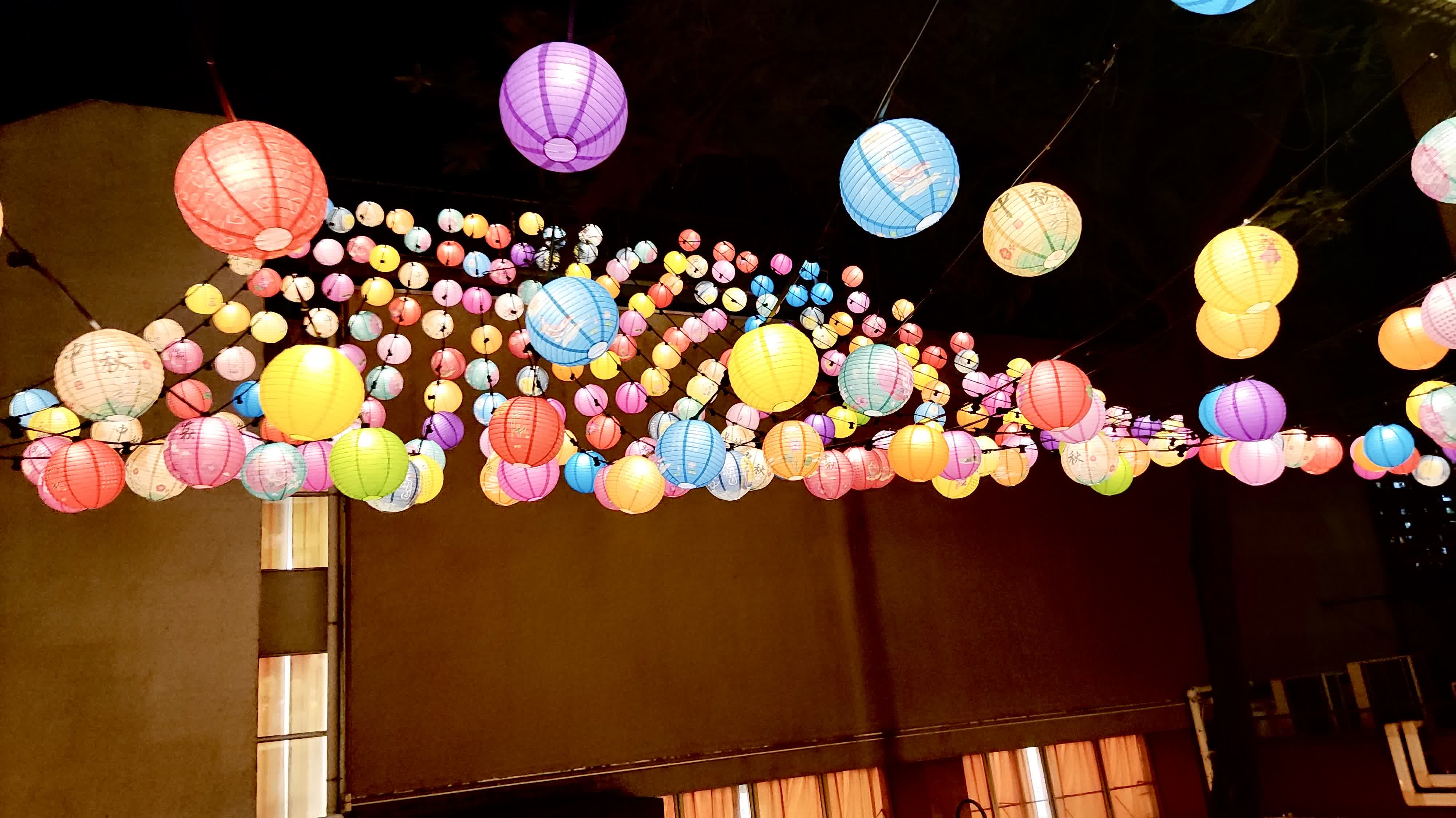 五彩斑斕的傳統紙燈籠構成成片的夢幻燈海。（受訪者供圖）