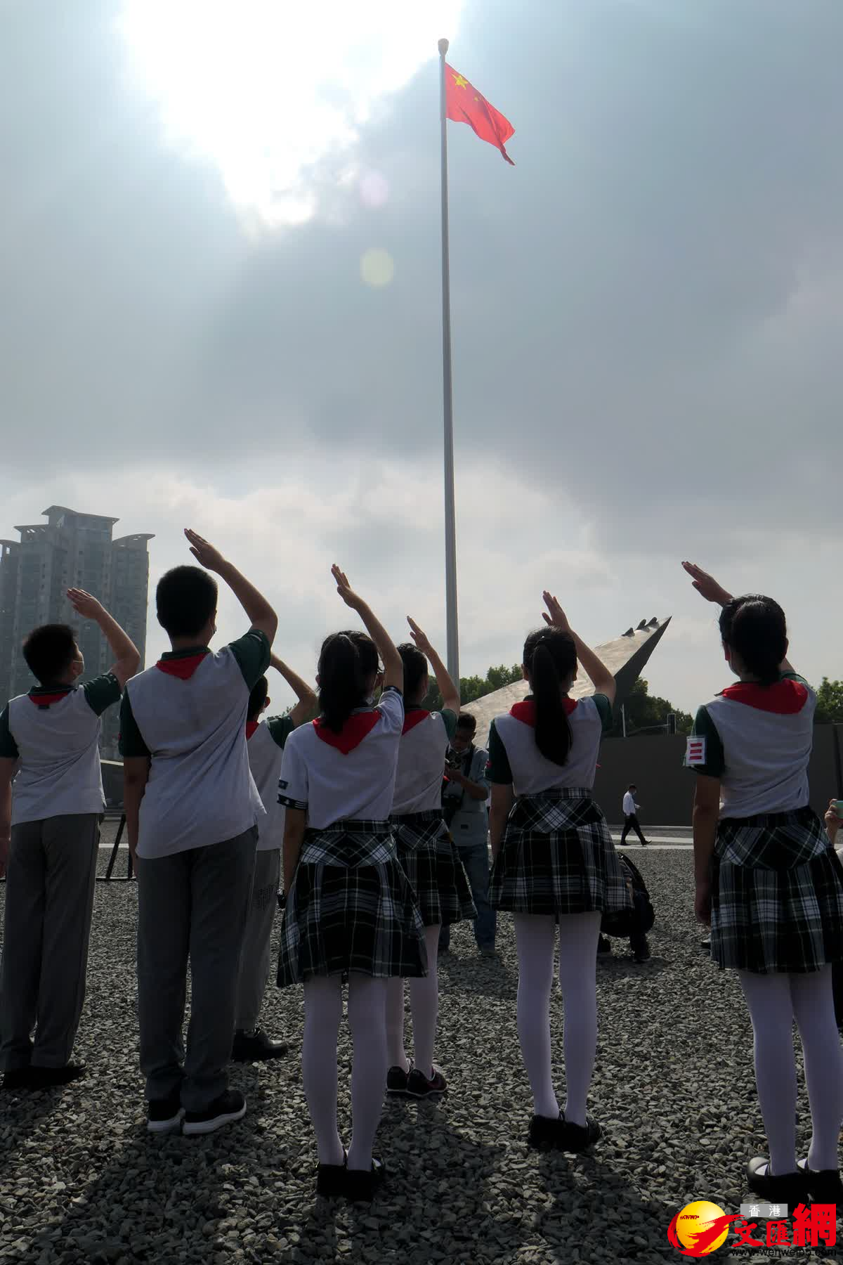 圖為南京小學生代表在儀式上向國旗敬禮。（賀鵬飛攝）