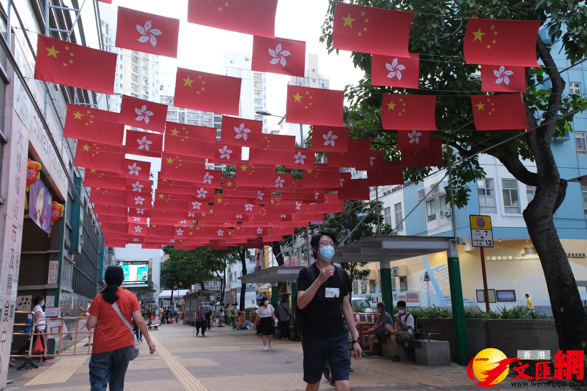 記者在大埔見到，街頭已懸掛起國旗和區旗以及祝福標語。（大公文匯全媒體記者麥鈞傑 攝）