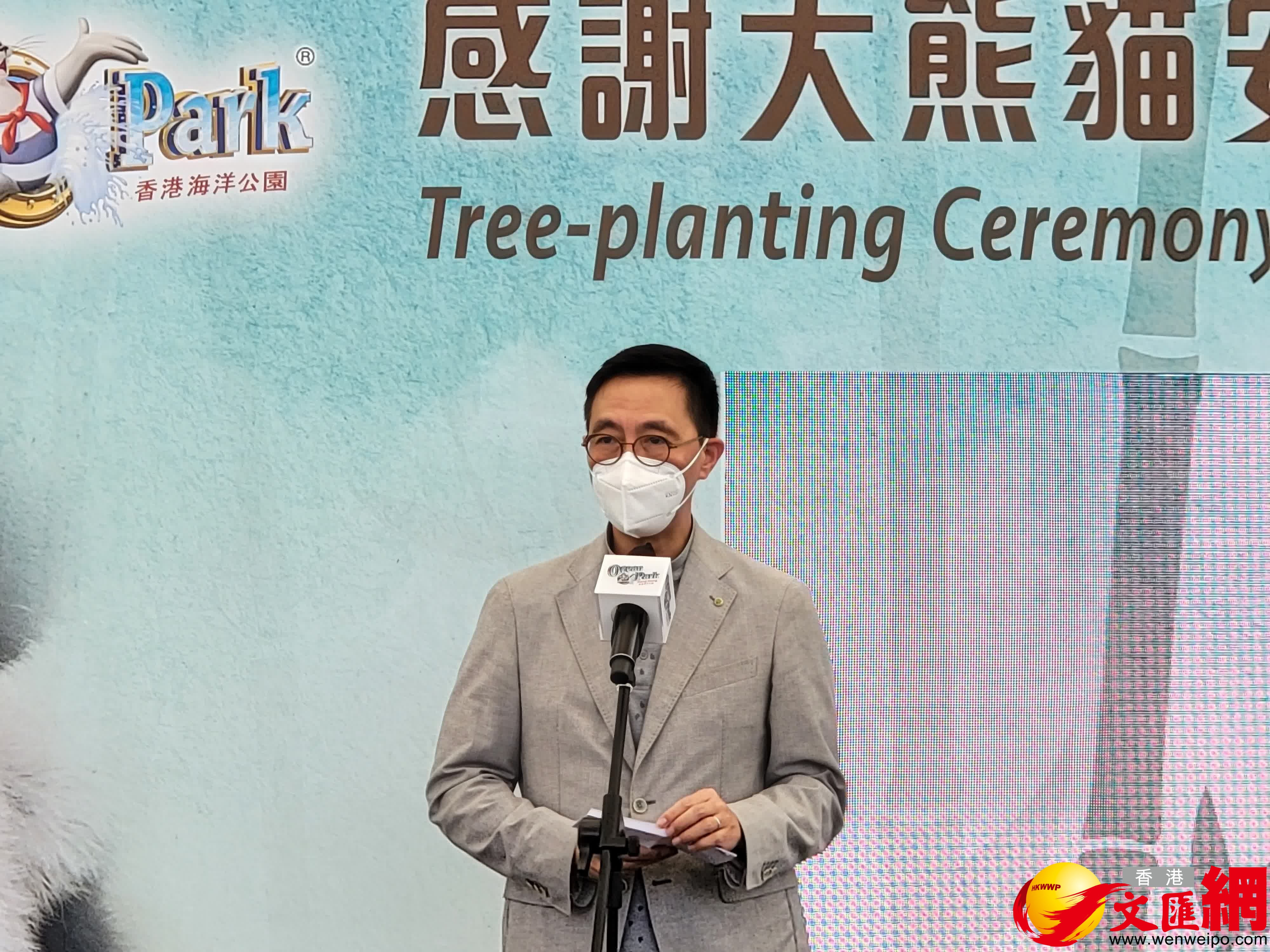 文化體育及旅遊局局長楊潤雄等嘉賓代表參加植樹儀式。（大公文匯全媒體記者馮沛賢 攝）