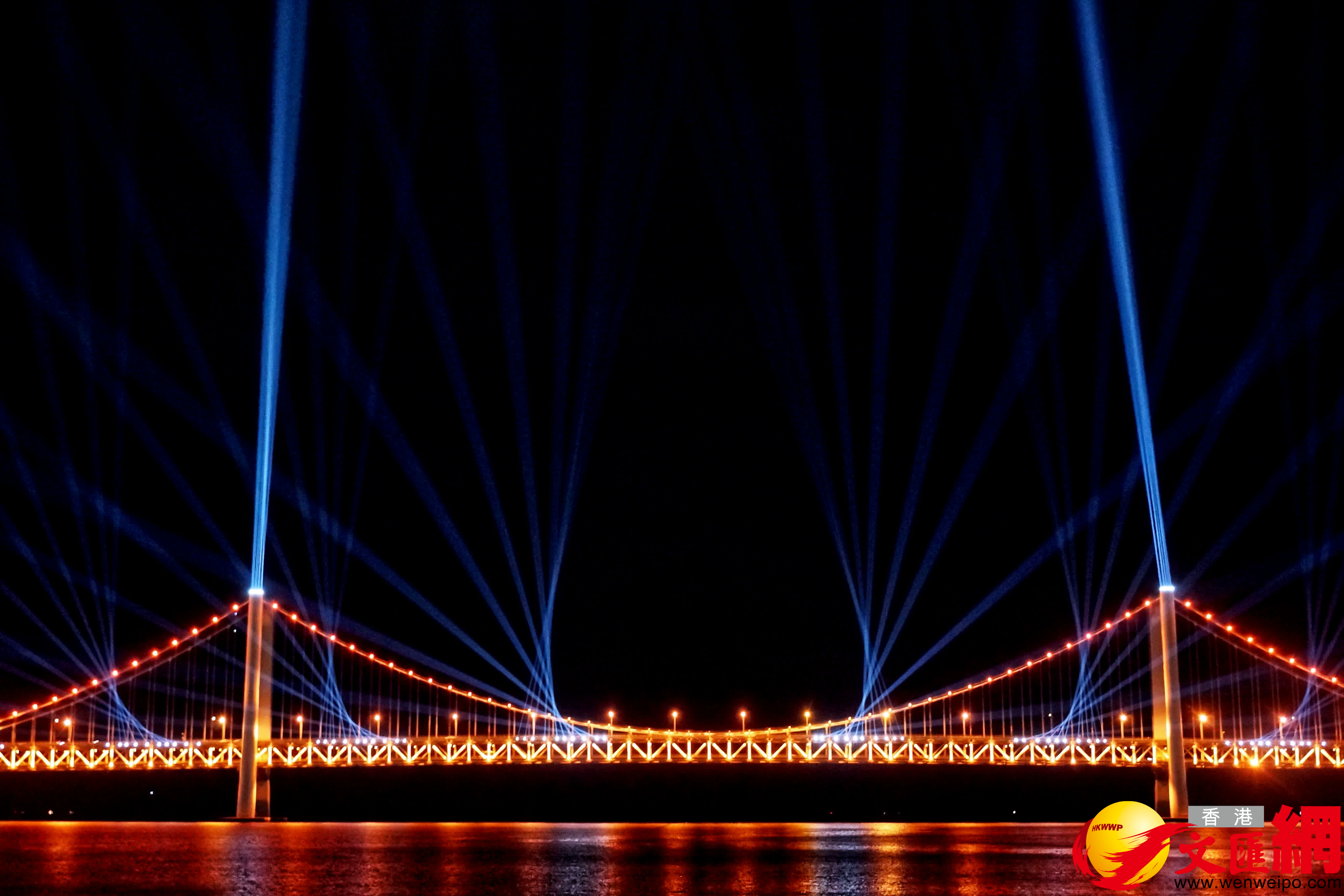 大連星海灣跨海大橋國慶期間連續七晚上演燈光秀。（記者宋偉攝）