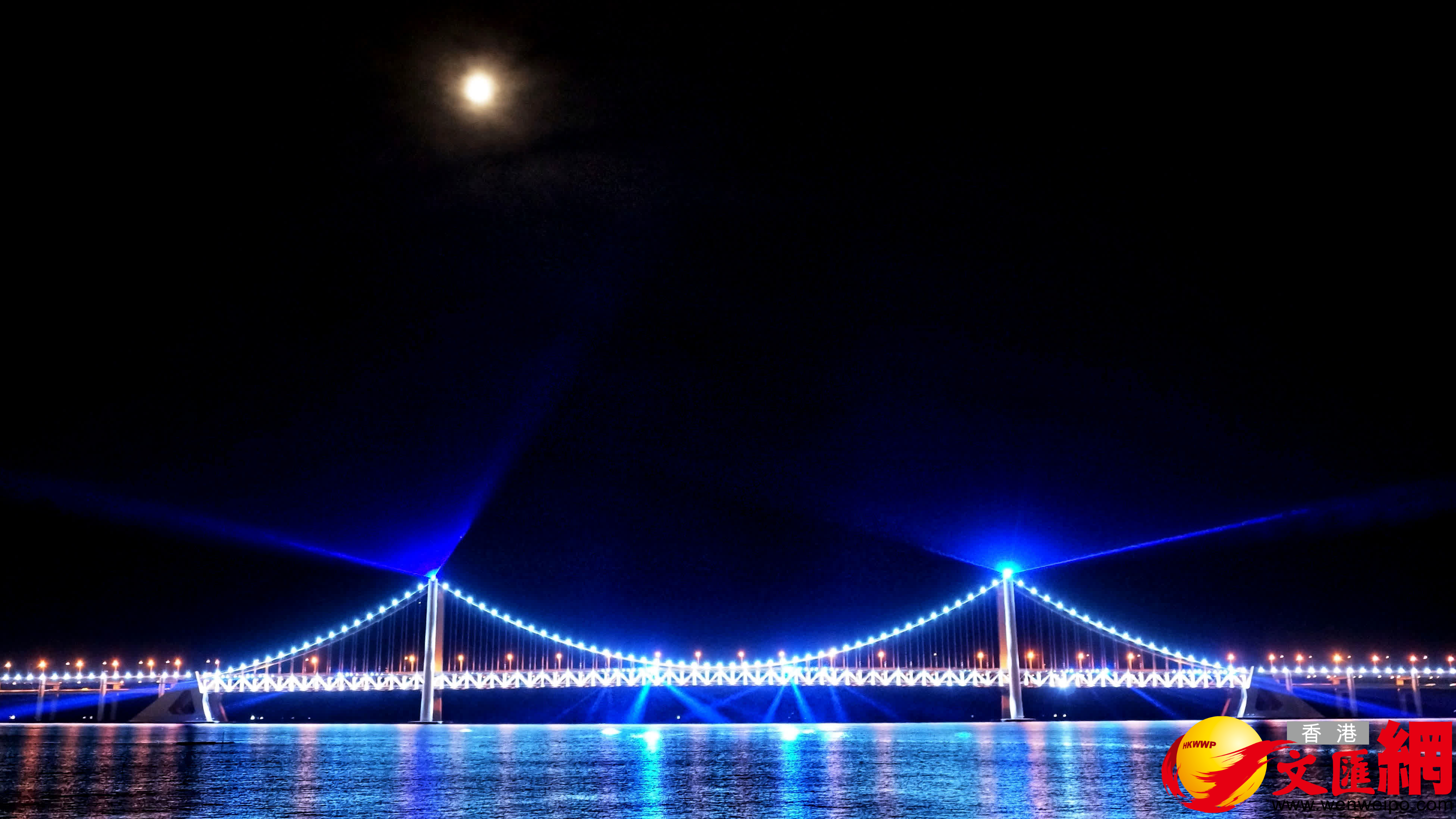 大連星海灣跨海大橋國慶期間連續七晚上演燈光秀。（記者宋偉攝）