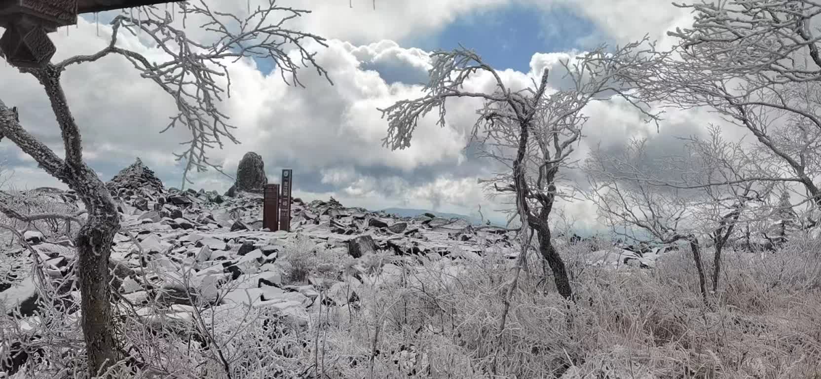 國慶長假第三天，黑龍江鳳凰山迎來了入秋以來的首場降雪。（受訪者供圖）