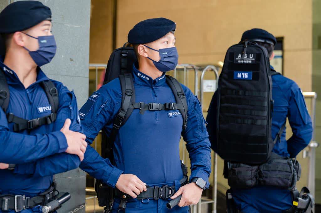 警方在港鐵站高調反恐巡邏,圖為機場特警隊。(警方供圖) 警方在港鐵站高調反恐巡邏,圖為機場特警隊。(警方供圖)