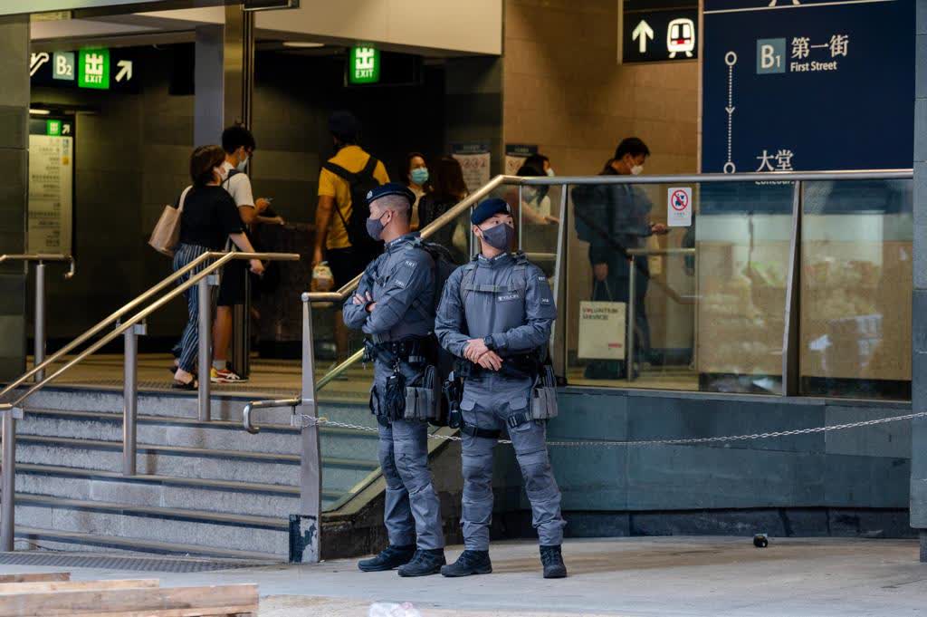 警方在港鐵站高調反恐巡邏。(警方供圖) 警方在港鐵站高調反恐巡邏。(警方供圖)
