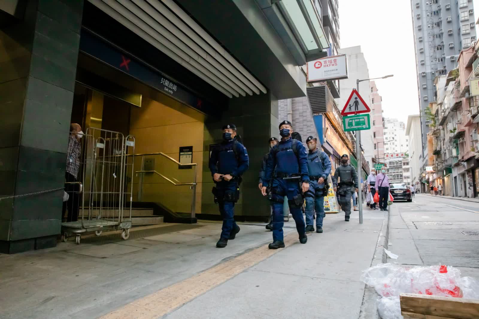 警方今天巡邏的地點包括政府總部、中環港鐵站、蘭桂坊及銅鑼灣一帶。(警方供圖) 警方今天巡邏的地點包括政府總部、中環港鐵站、蘭桂坊及銅鑼灣一帶。(警方供圖)