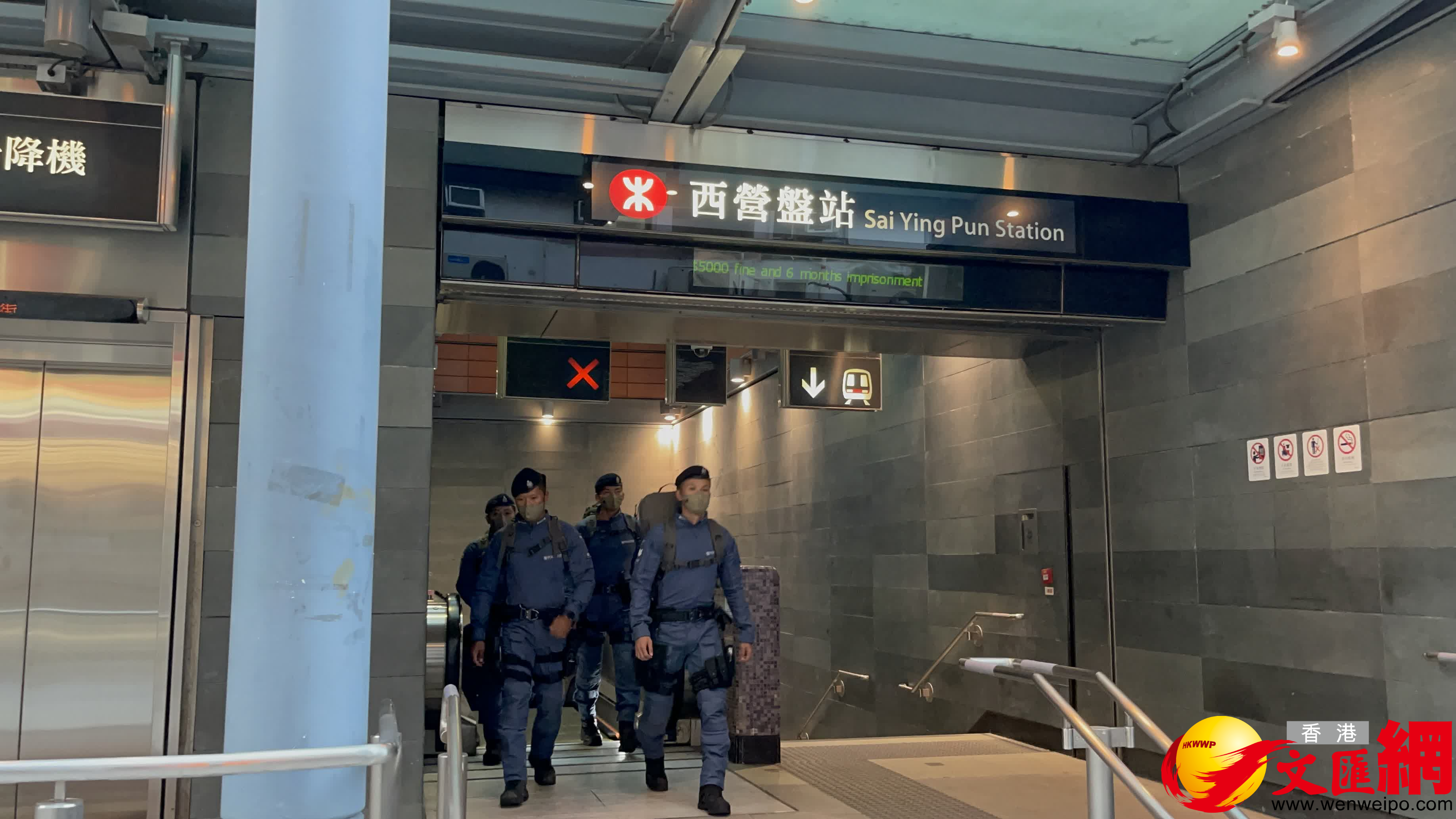 警方在港鐵站高調反恐巡邏。(大公文匯全媒體記者何燊亮攝) 警方在港鐵站高調反恐巡邏。(大公文匯全媒體記者何燊亮攝)