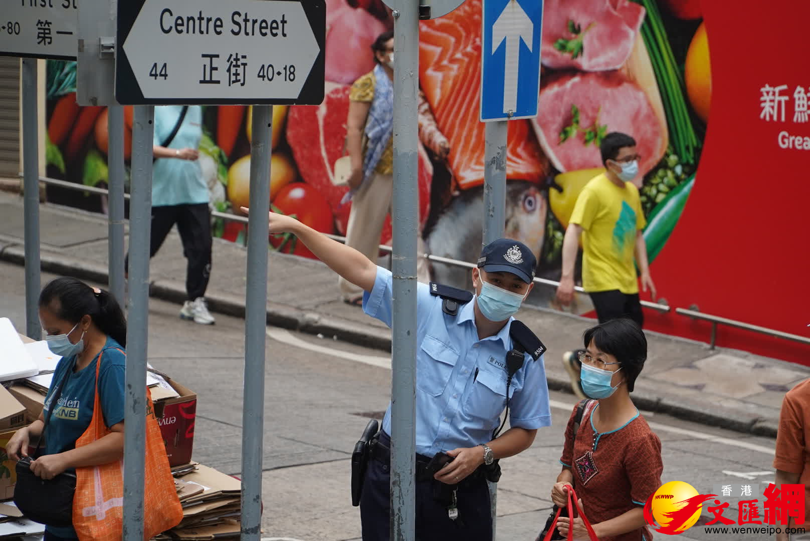 警方協助市民。(大公文匯全媒體記者何燊亮攝) 警方協助市民。(大公文匯全媒體記者何燊亮攝)