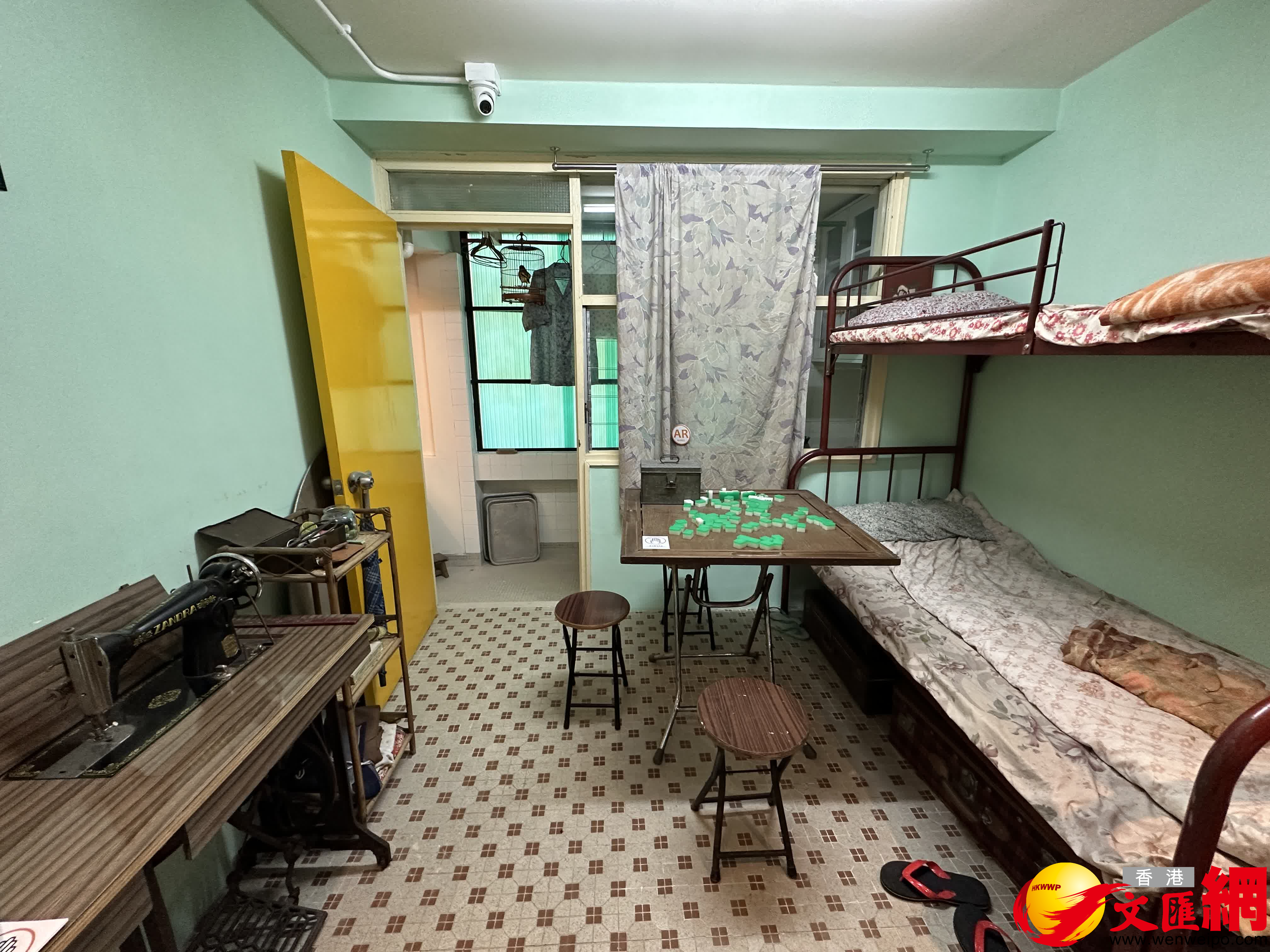 展示徙置大廈的擠迫環境，如一屋兩戶、五人單位中的「閣仔」等。（大公文匯全媒體記者 李斯哲 攝）