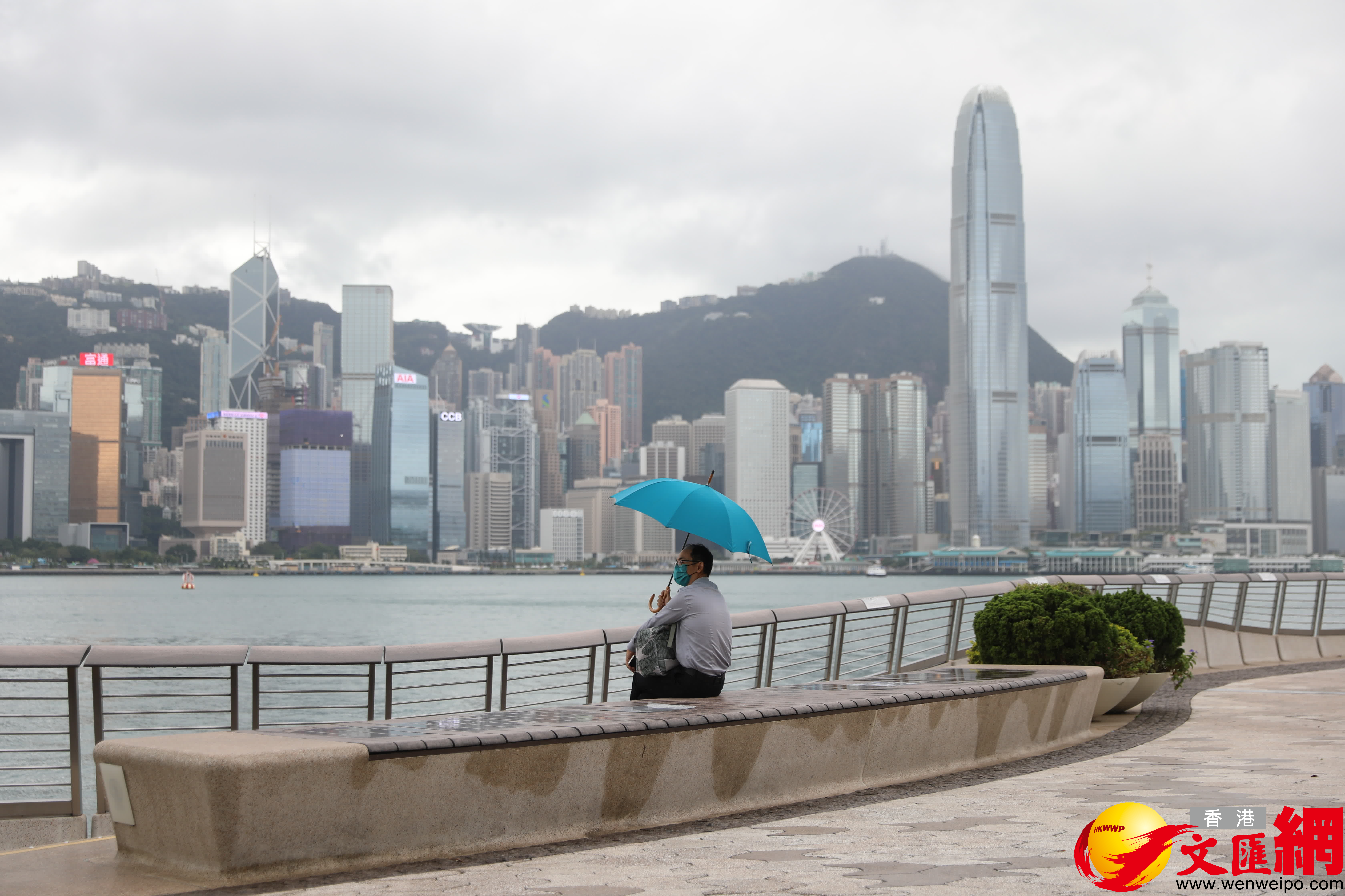 市民特地到場感受颱風的威力。(大公文匯全媒體記者 李斯哲 攝) 市民特地到場感受颱風的威力。(大公文匯全媒體記者 李斯哲 攝)