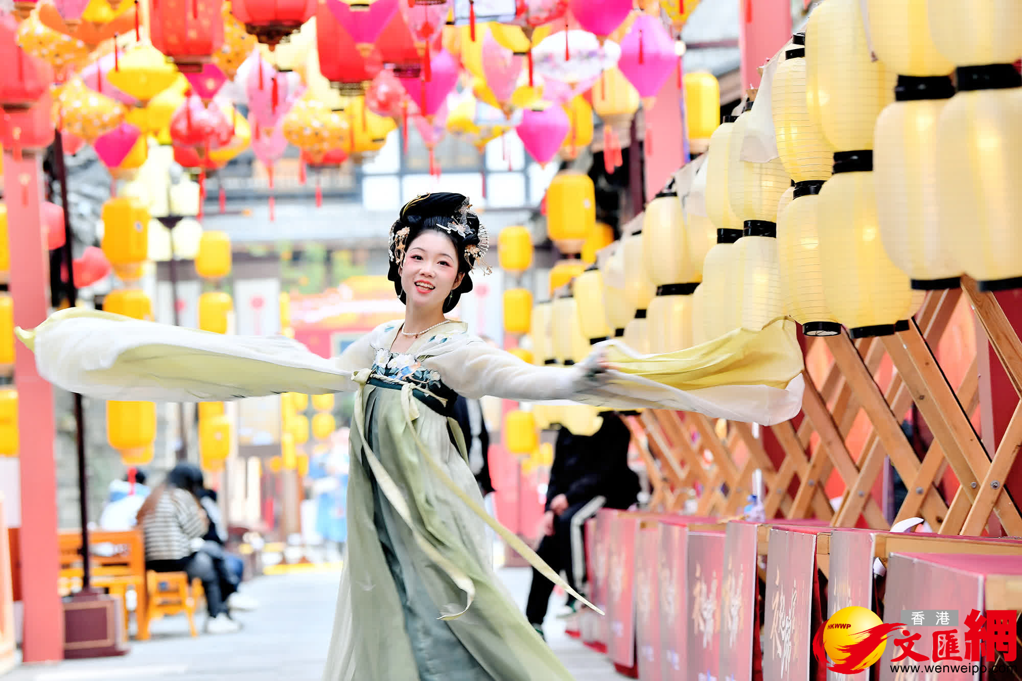 身着漢服的女子翩翩起舞。（香港文匯網記者李兵 攝）