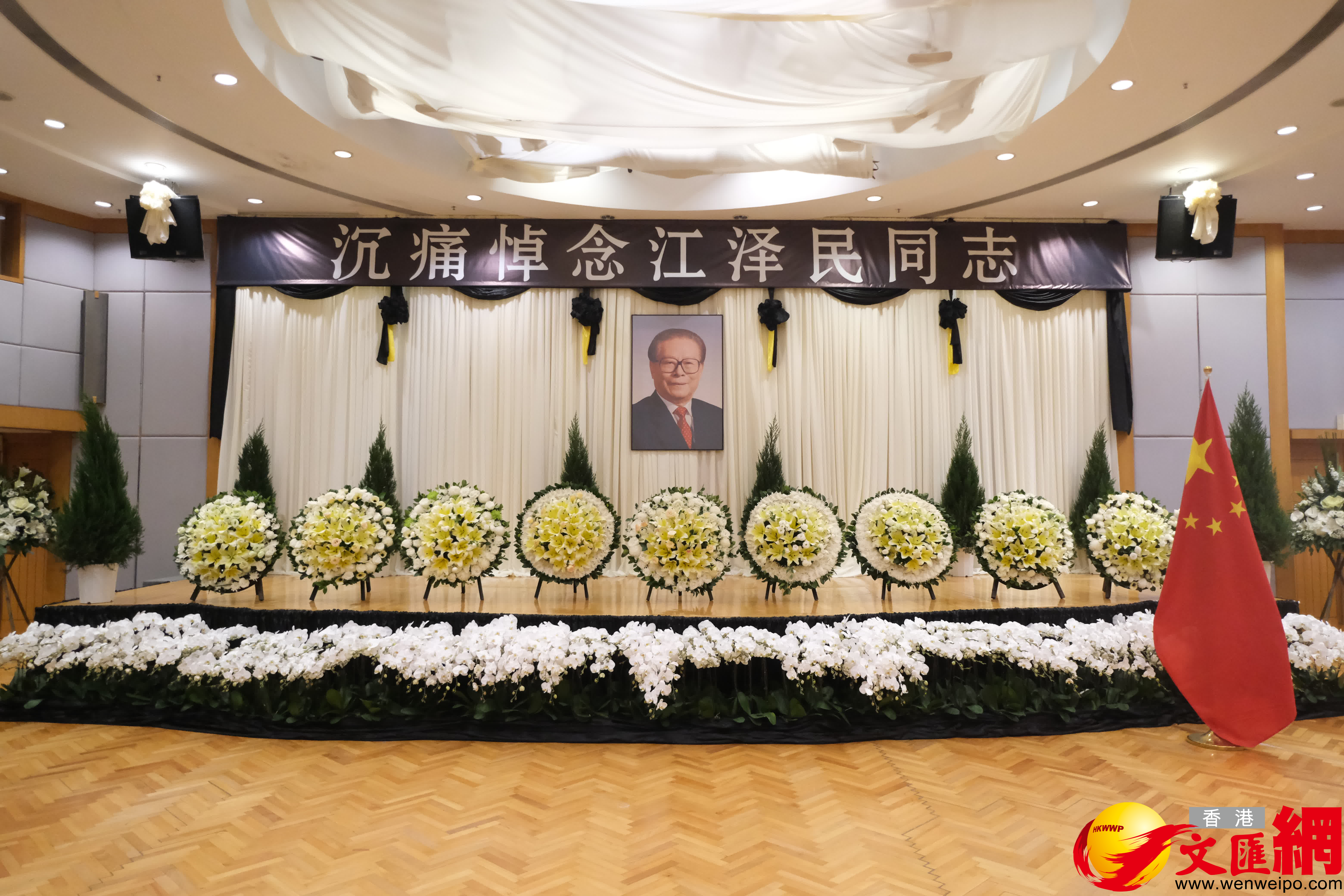 香港中聯辦在辦公樓內設靈堂，接受香港地區各界弔唁。（大公文匯全媒體記者麥鈞傑 攝）