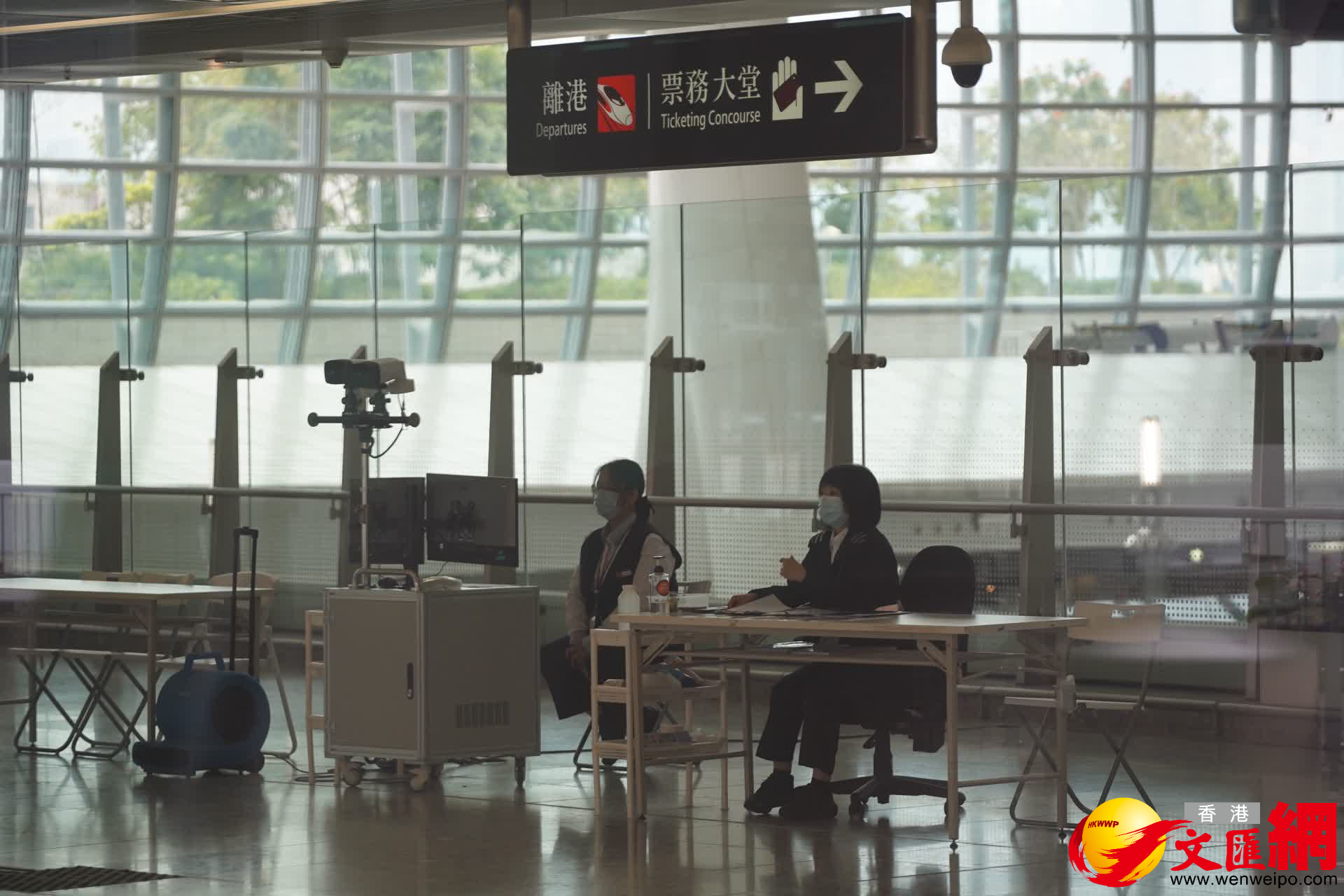 票務大堂有工作人員「坐鎮」。（大公文匯全媒體記者 麥鈞傑 攝）