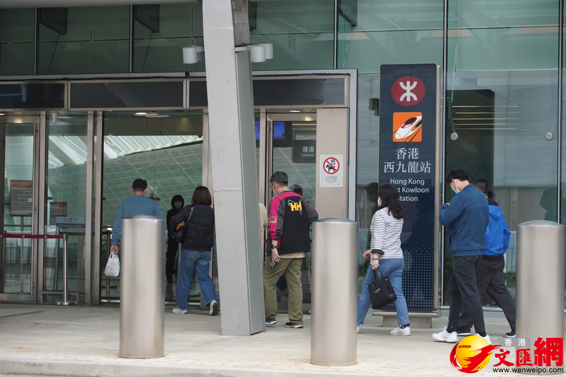 西九龍站不時有人員進出。（大公文匯全媒體記者 麥鈞傑 攝）
