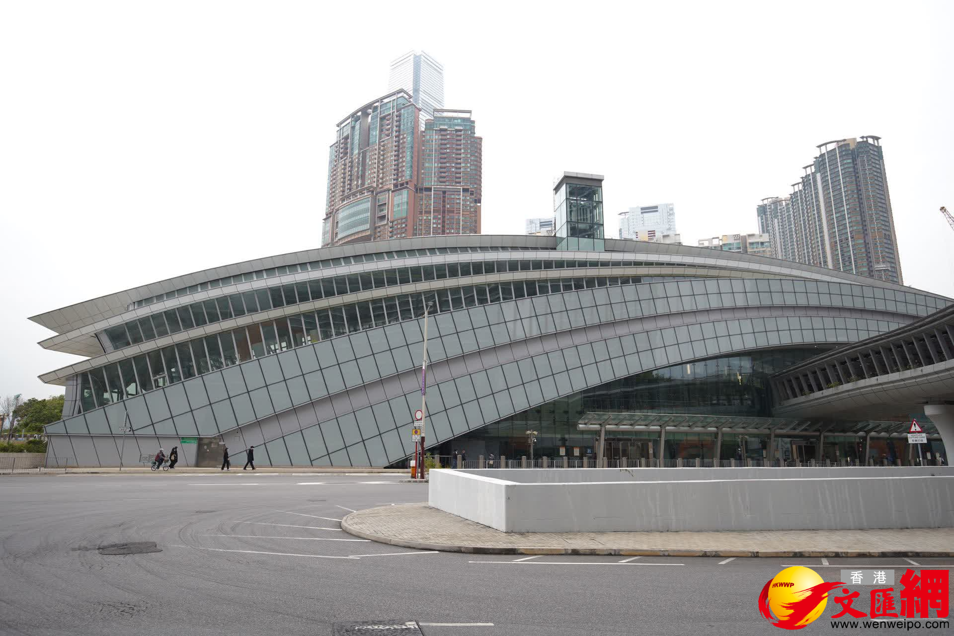 西九龍站外即將恢復往日繁忙景象。（大公文匯全媒體記者 麥鈞傑 攝）