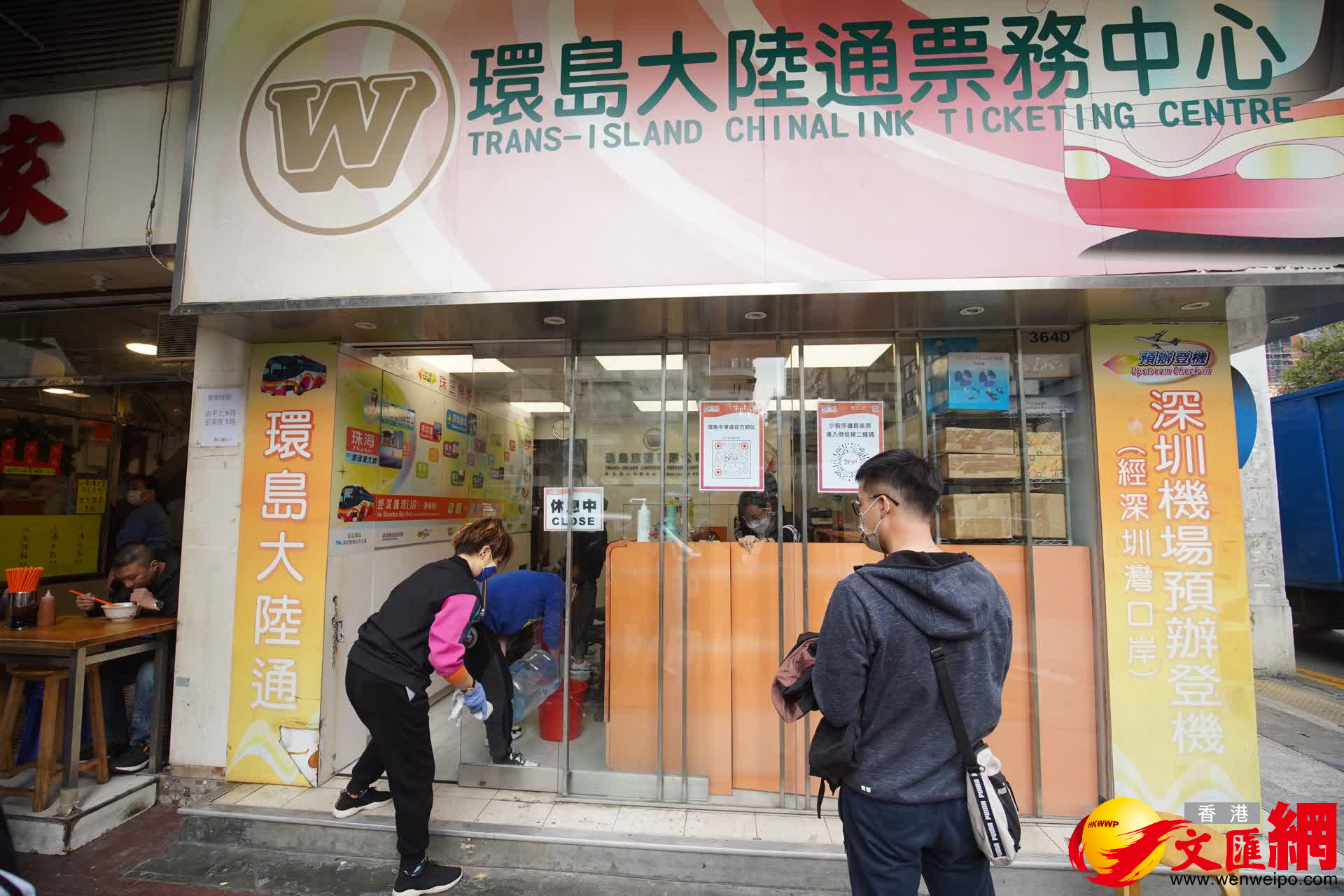 工作人員正在為售票處做清潔，為通關做準備。（大公文匯全媒體記者麥鈞傑攝）