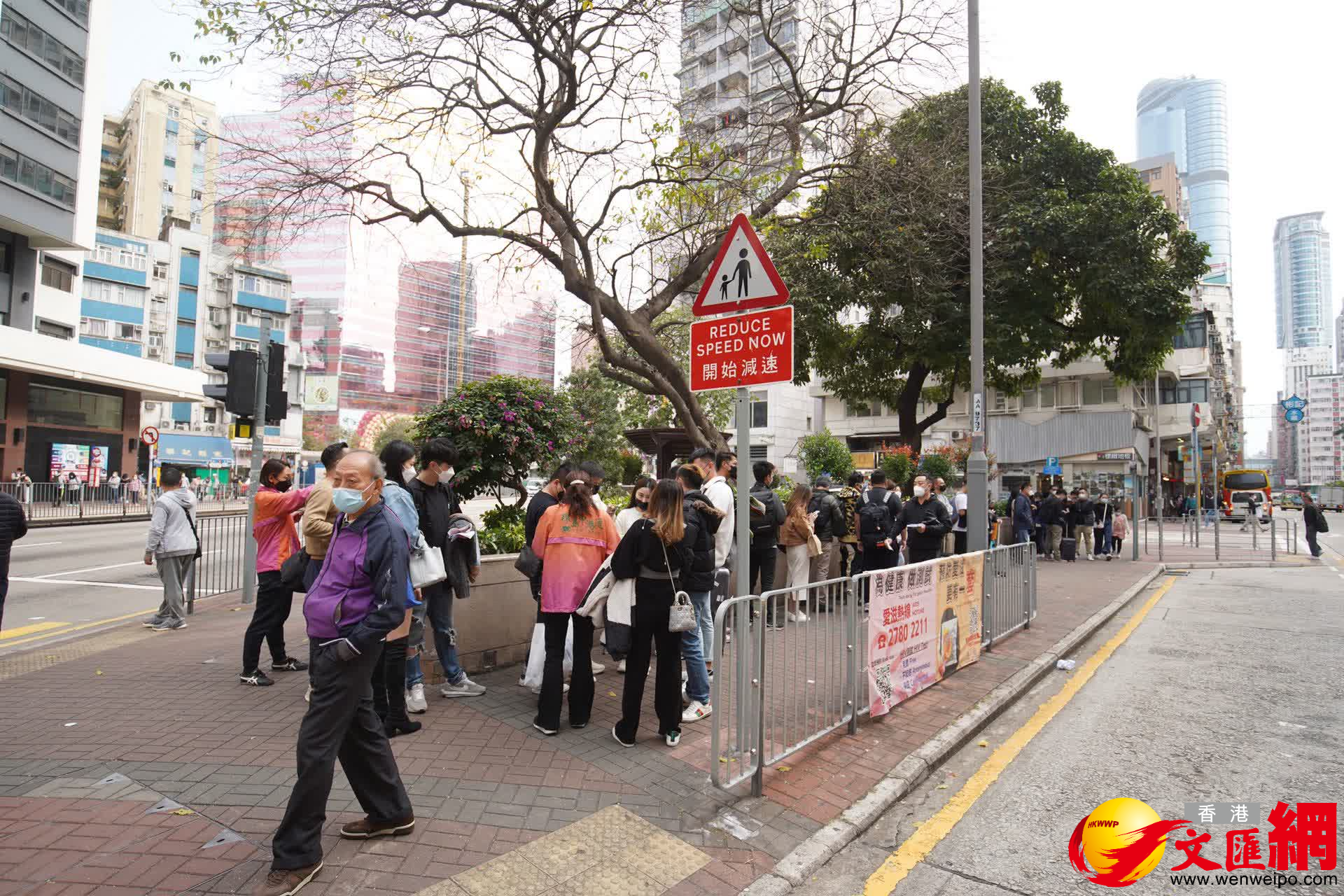 現場有市民排隊搭車前往澳門。（大公文匯全媒體記者麥鈞傑攝）