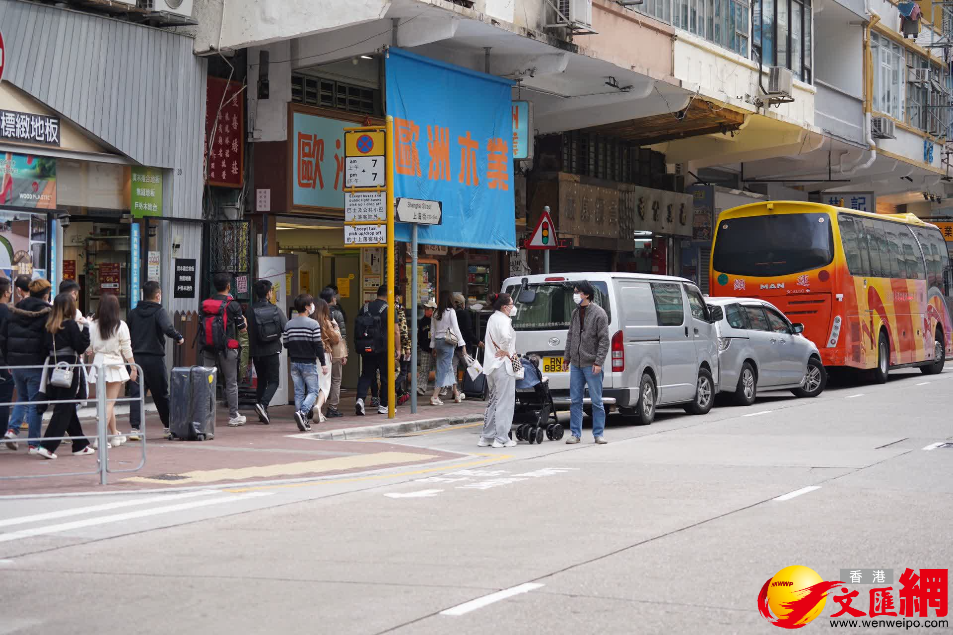 多位市民手提行李箱，搭車前往澳門。（大公文匯全媒體記者麥鈞傑攝）