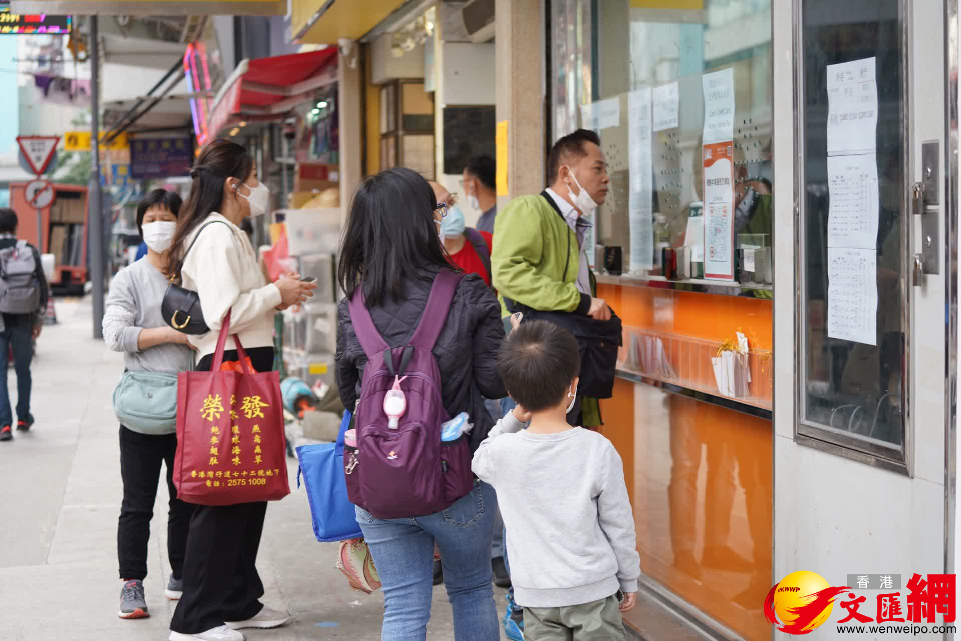 多位市民正在購買車票。（大公文匯全媒體記者麥鈞傑攝）