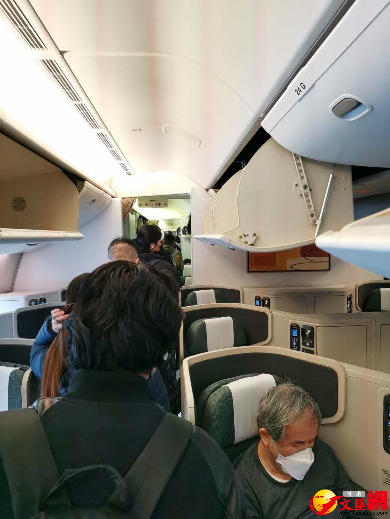 近9時終於登機。（大公文匯全媒體記者攝）