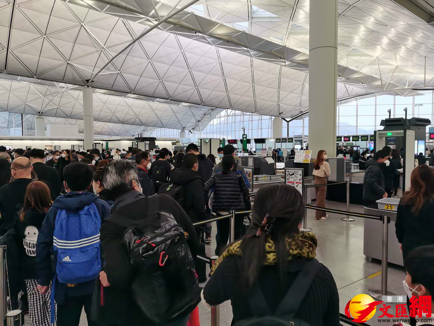 排隊安檢人龍綿延。（大公文匯全媒體記者攝）