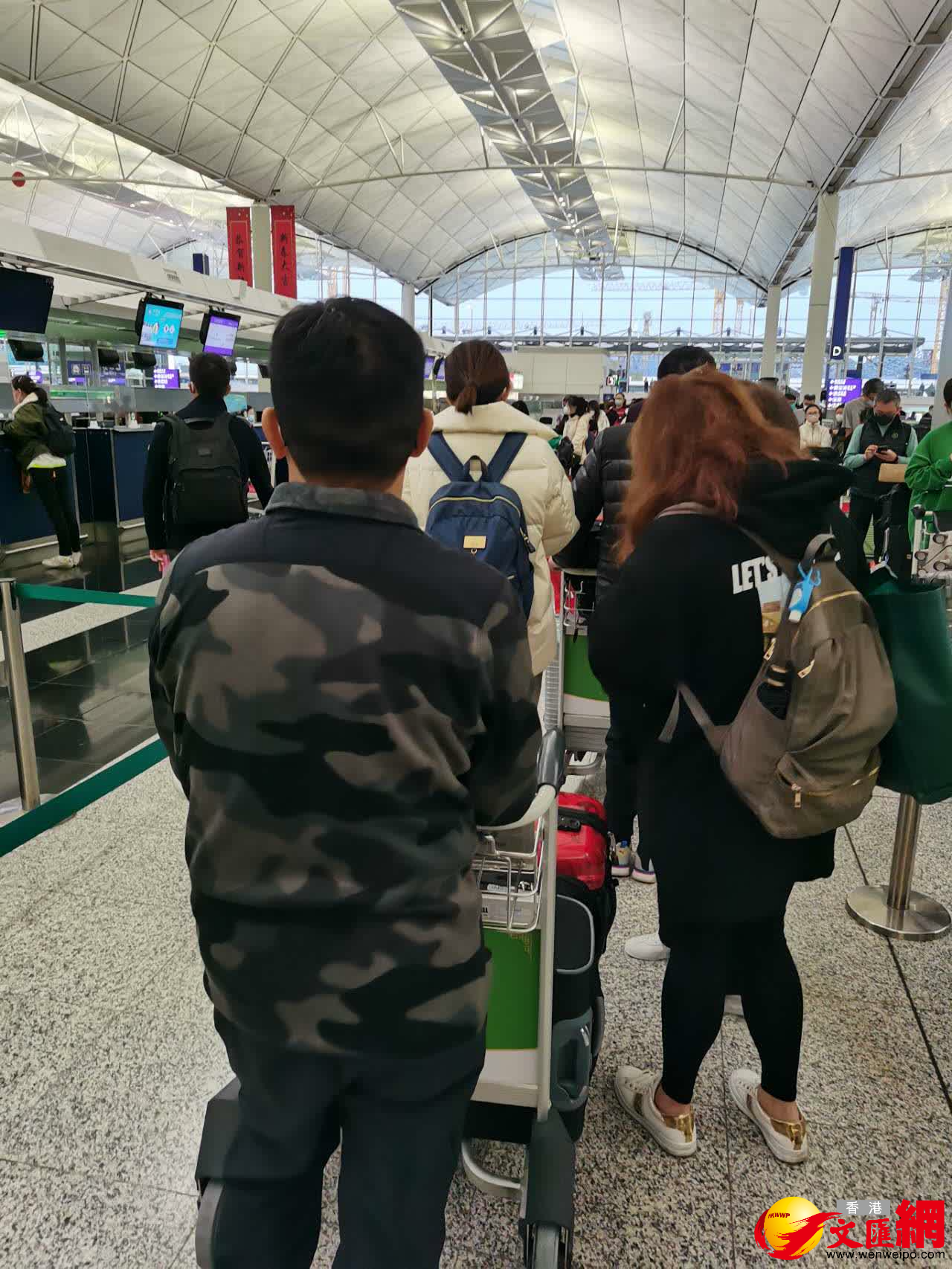 值機人龍打蛇餅。（大公文匯全媒體記者攝）