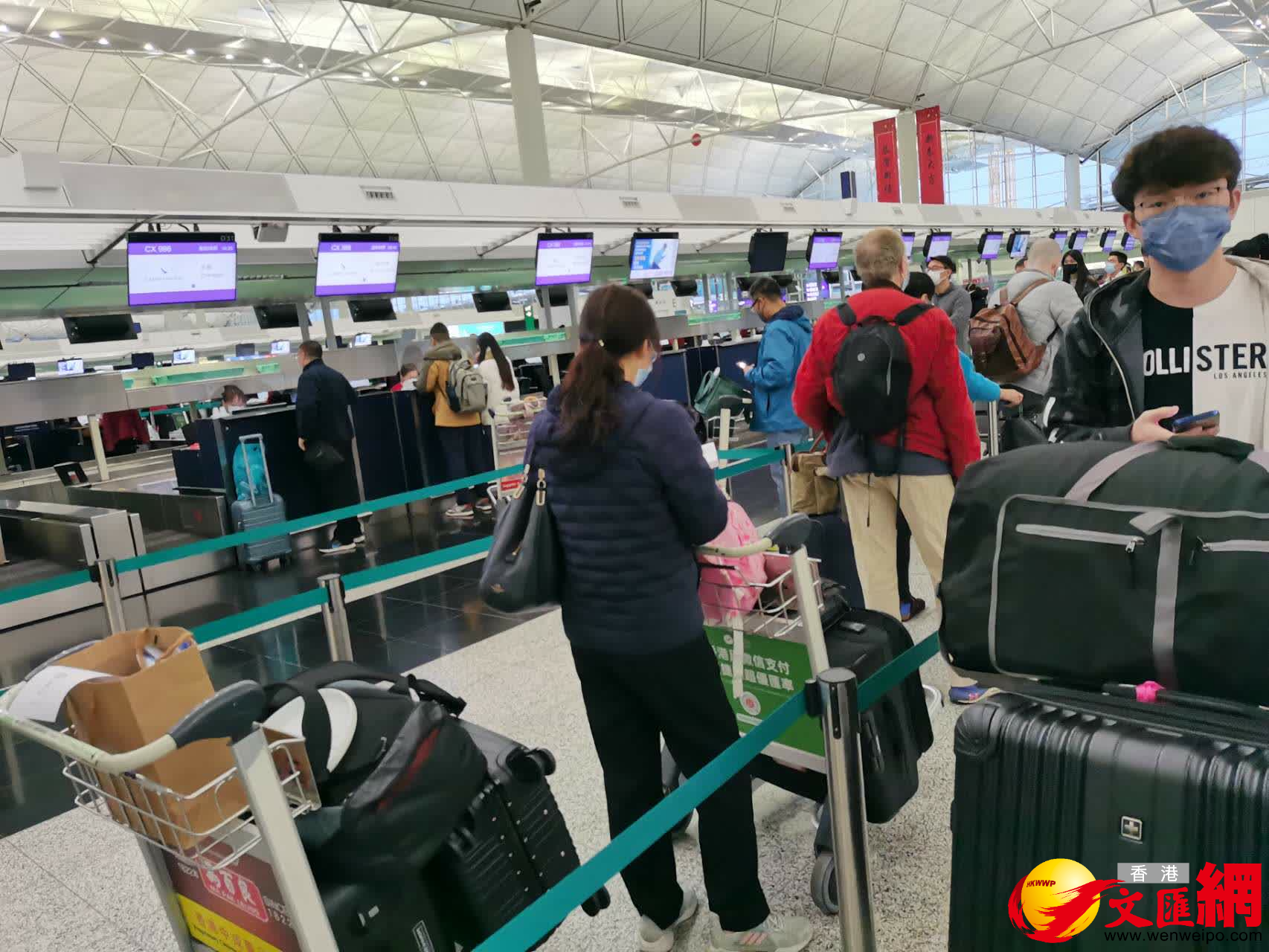 值機人龍打蛇餅。（大公文匯全媒體記者攝）