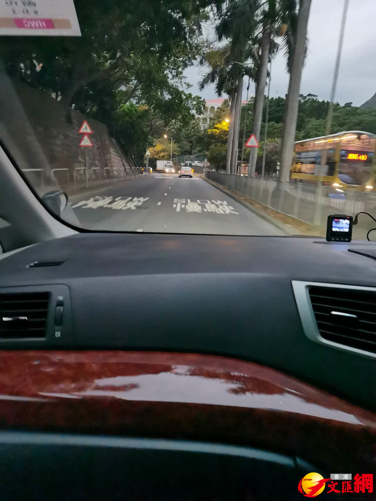 港島至機場路上車輛不多。（大公文匯全媒體記者攝）