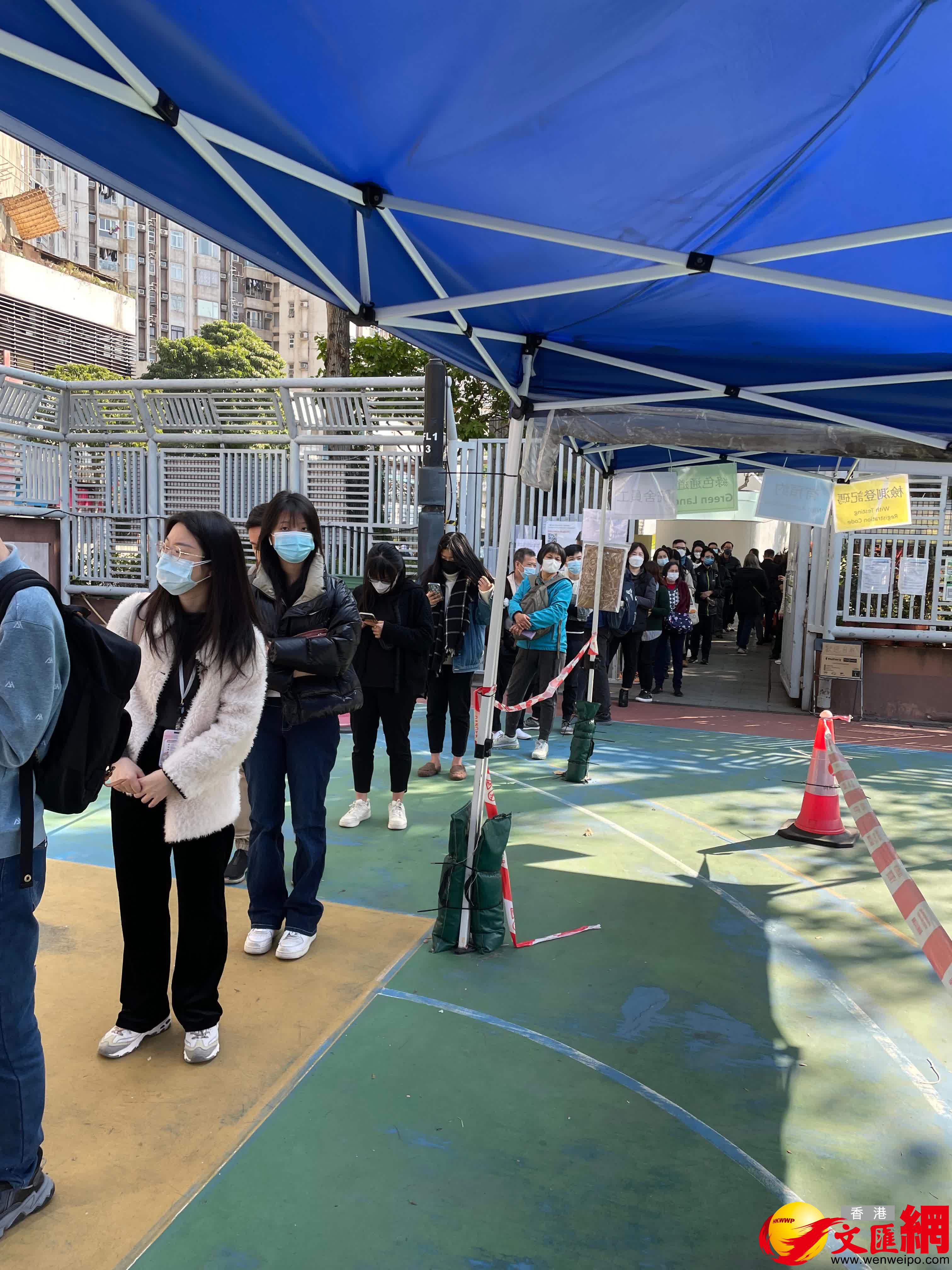 眾多市民有序排隊等待做核酸。(大公文匯全媒體記者攝) 眾多市民有序排隊等待做核酸。(大公文匯全媒體記者攝)