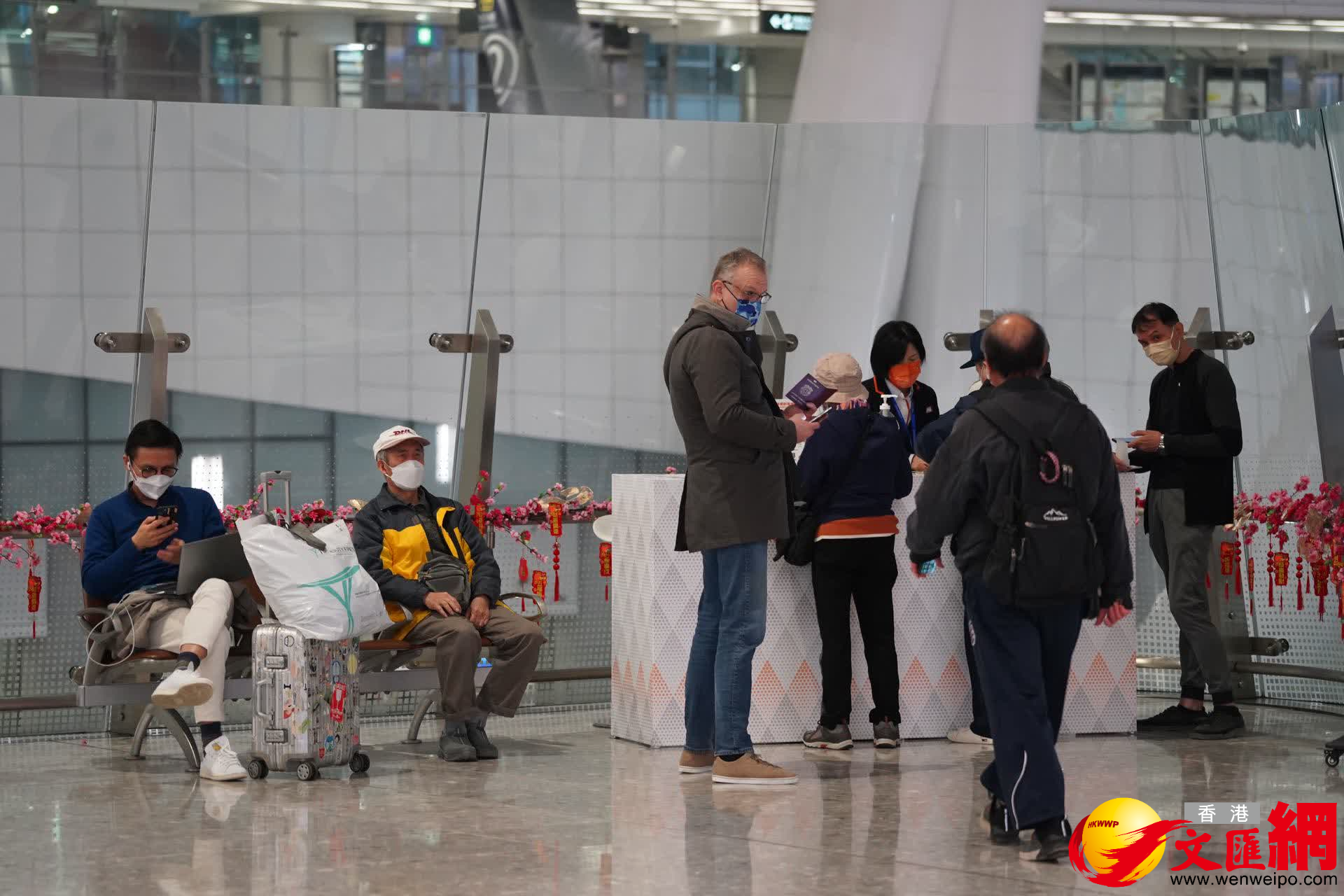 有外籍旅客在資訊台尋求服務。（大公文匯全媒體記者 麥鈞傑 攝）