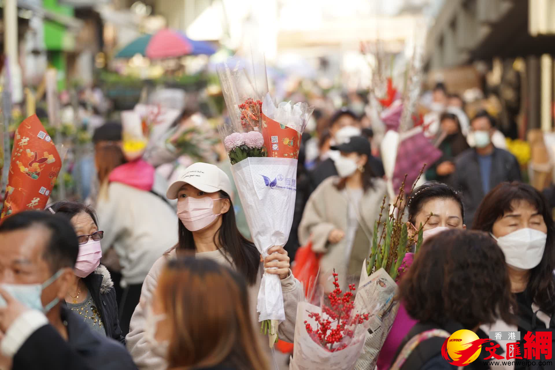 雖然今日是工作日，仍有大批市民前來光顧買花。（大公文匯全媒體記者 麥鈞傑 攝）