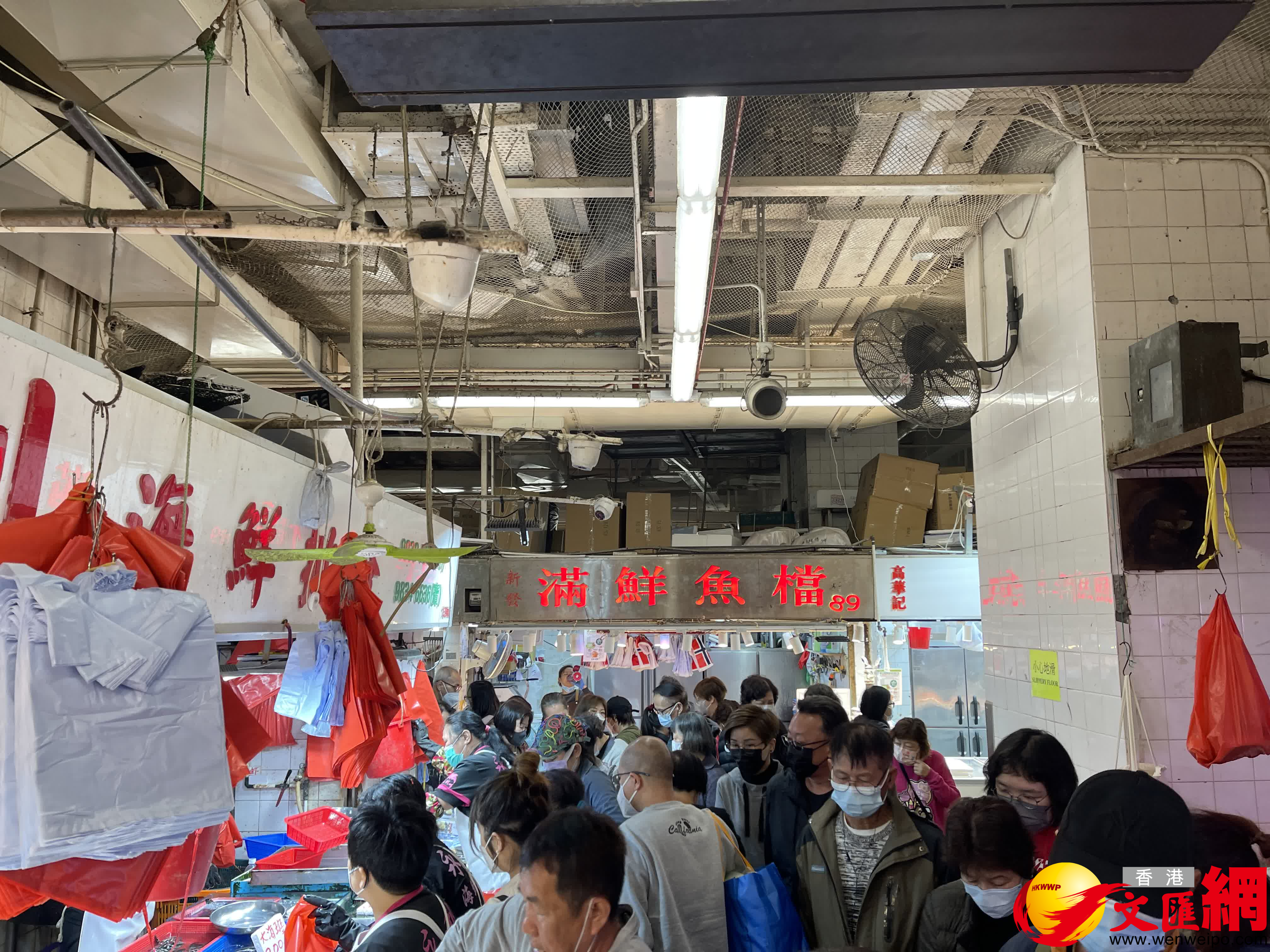 元朗同益街市一間活魚檔被市民圍得水泄不通。（大公文匯全媒體記者 李九歌 攝）