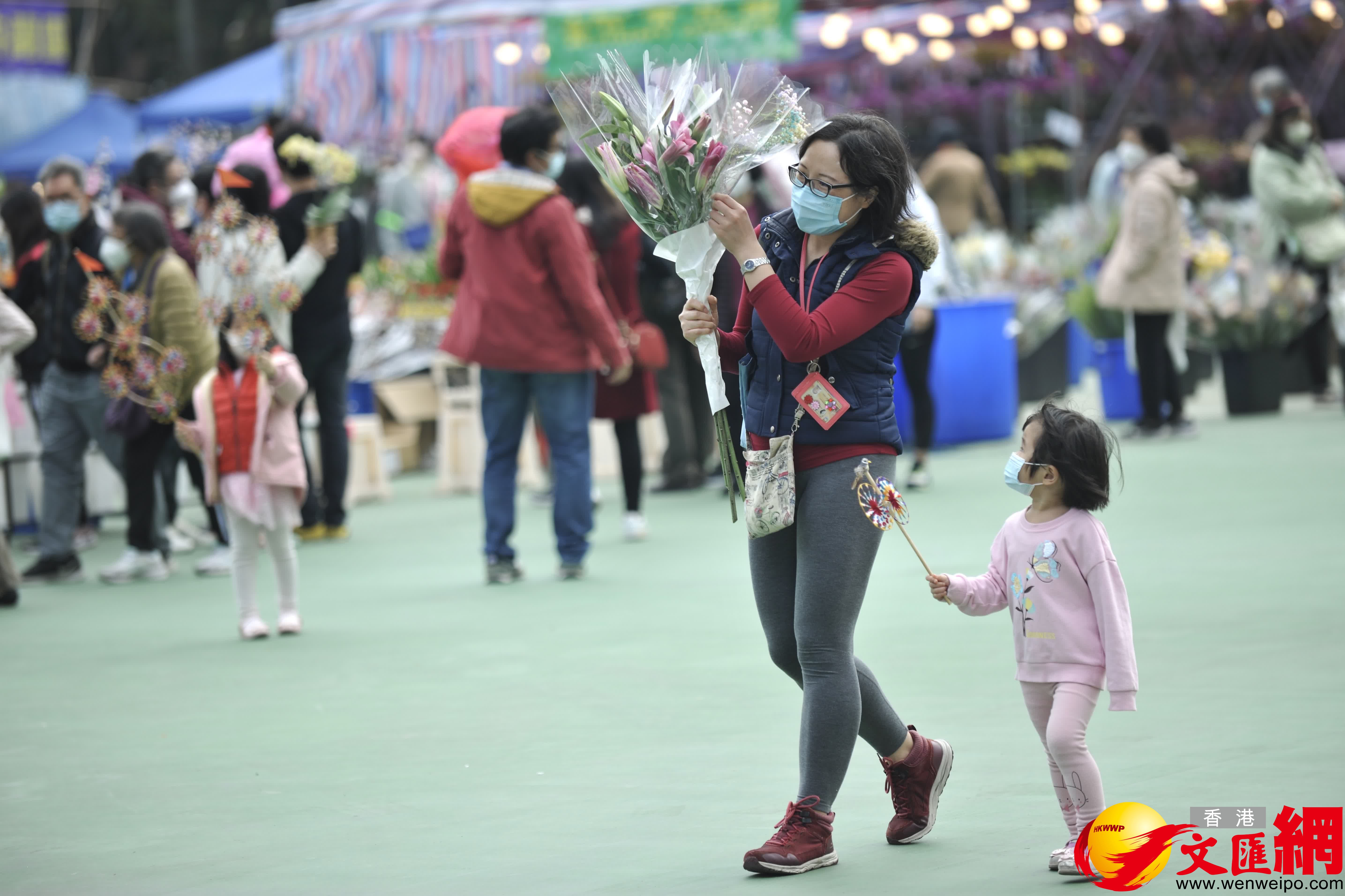 還有市民一大早帶小孩來維園採購百合花。（大公文匯記者劉陽攝）