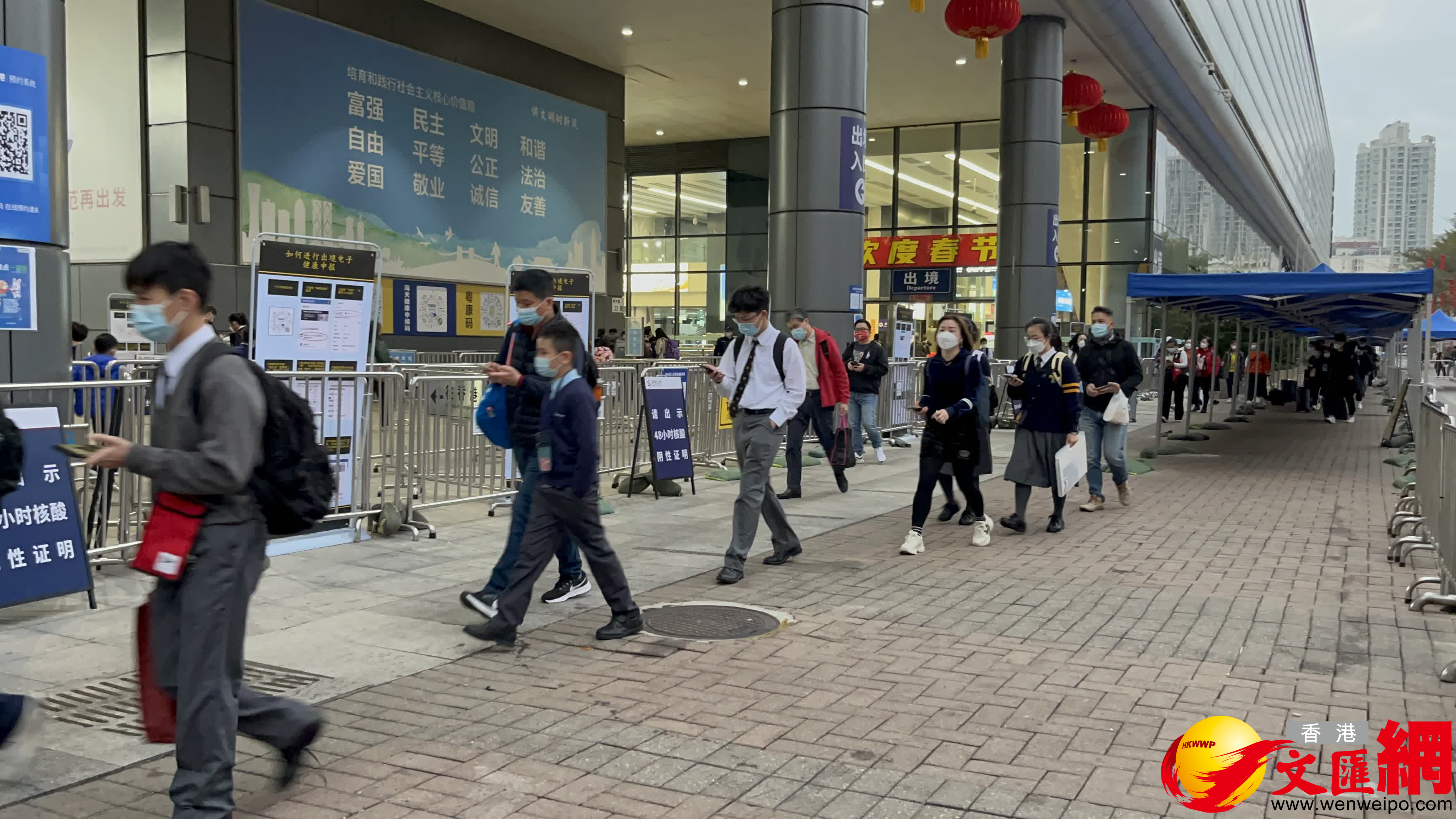 2月1日早晨6點多，福田口岸陸續迎來了許多久違的跨境學生。（香港文匯網記者李望賢 攝）